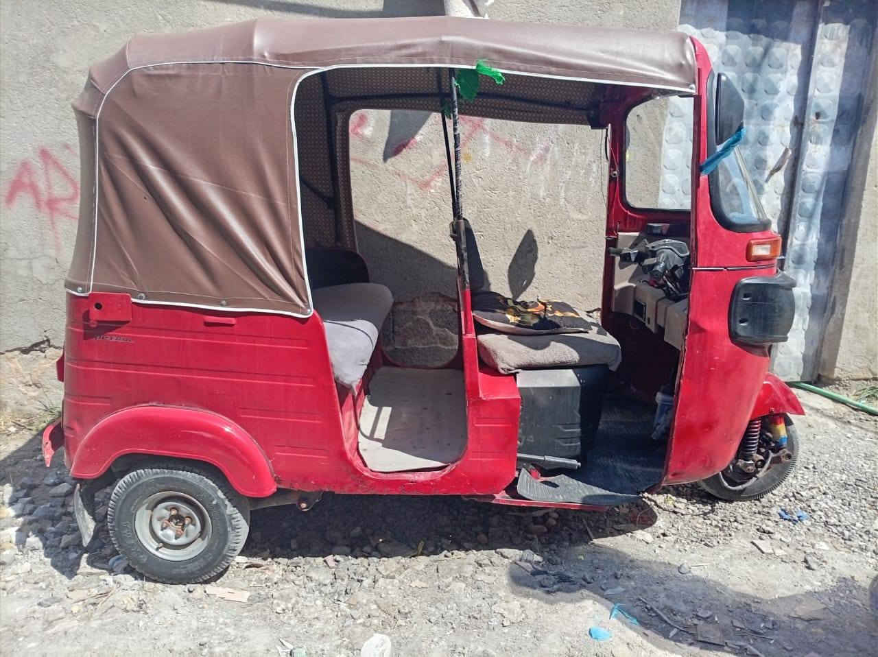 تتك للبيع تكتك نظيف المكينه صار يومين من جفتتها تكتك موديل 18 مرتب ونظيف سلف جديد كهربائيات شغاله تكتك اوراق كامله رايد ب اربعه وبيه مجال للشراي تك تك كبل توكل واطلع بيه على باب الله وهذا رقمي واتساب موجود***********
