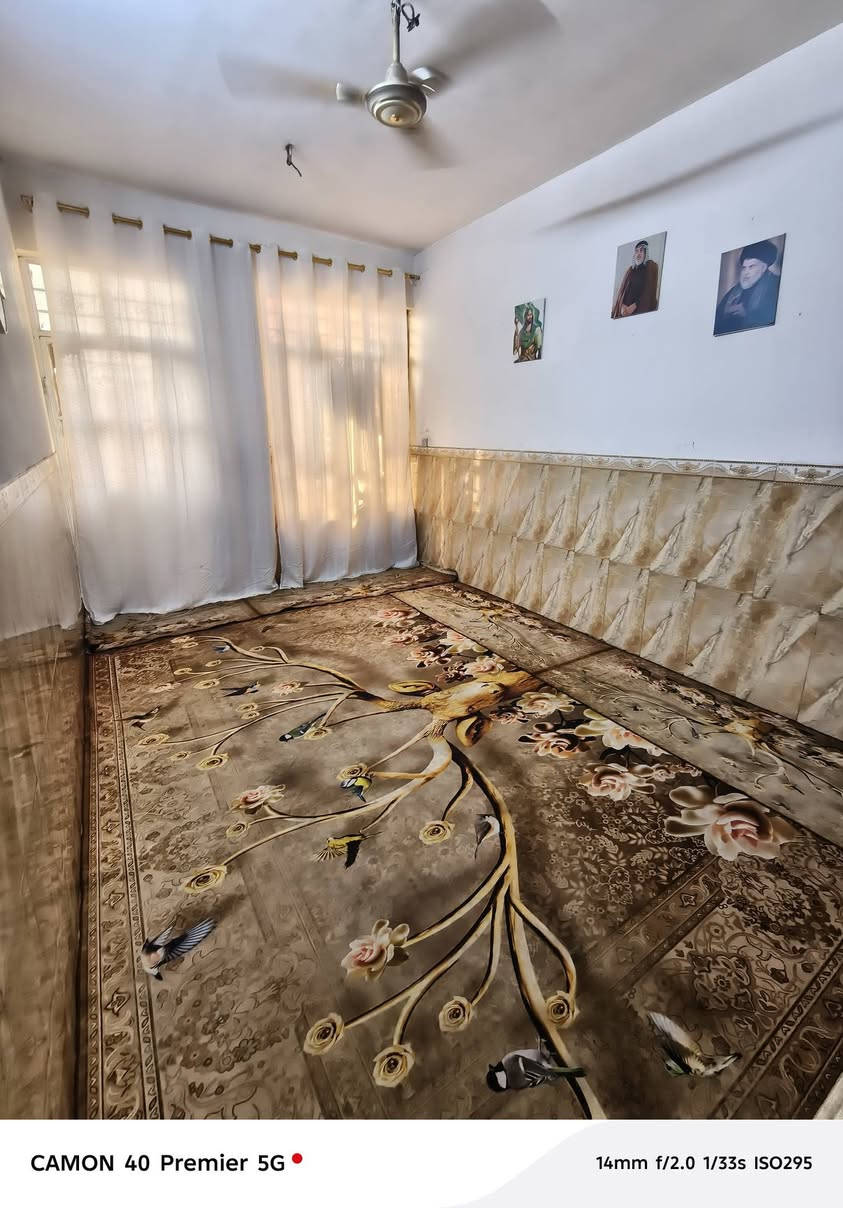 السلام عليكم بيت للبيع في منطقة حي الكوفة شارع الصورة على الشارع السايدين ركن قرب اسواق جدو  المساحة 100  والواجهه ٥   طابقين غرفتين نوم الثالث عنص صالة ومطبخ واستقبال وصحيات عدد٣  منطقة كافه الخدمات بيه السعر ١٣٠ اوبي مجال للستفسار ***********_.&_.***********
