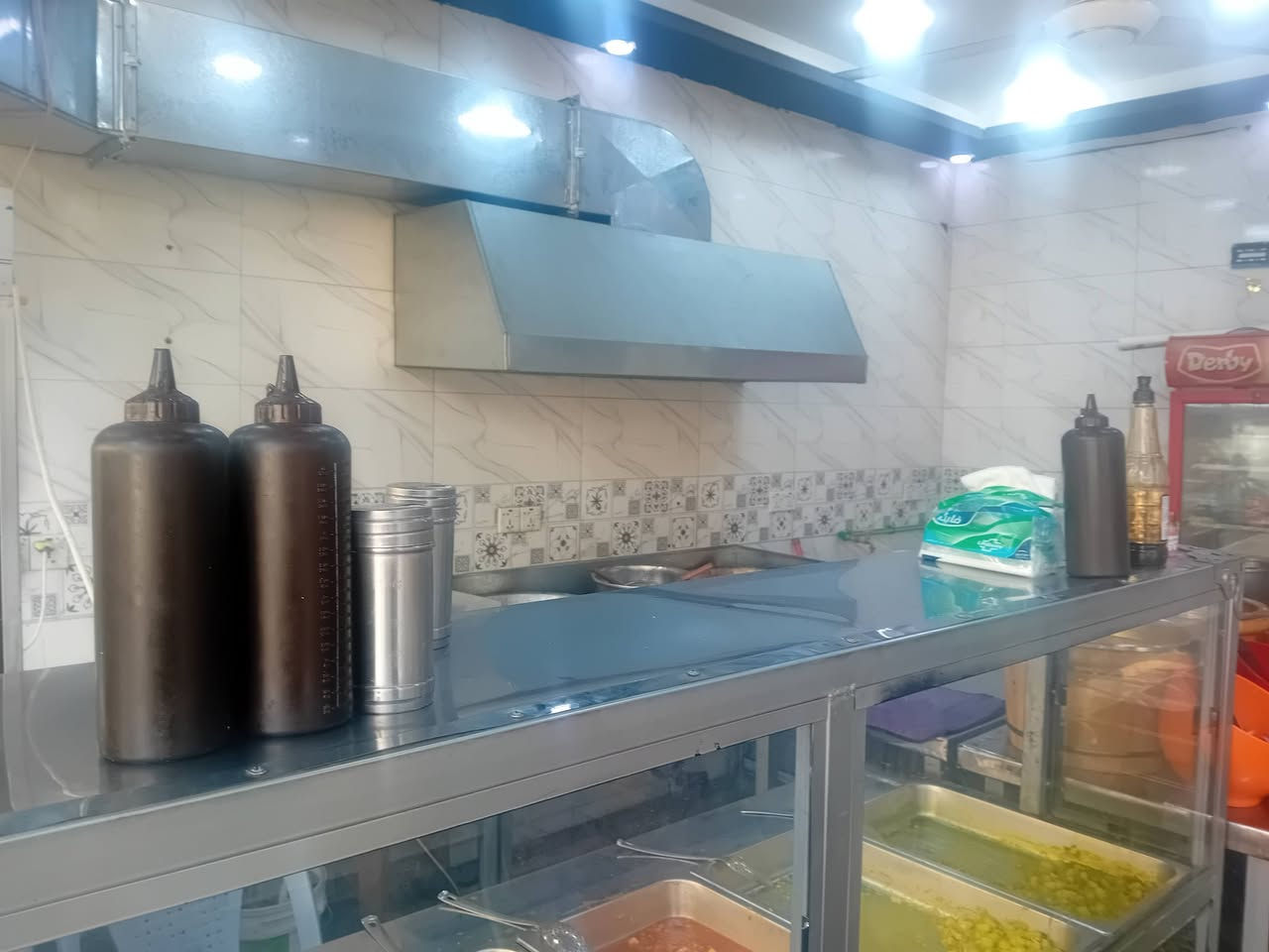 بسم الله الرحمن الرحيم 
السلام عليكم 
عندي هذا المطعم للبيع المطعم كامل مكمل جاهز من كلشي سبب البيع عدم التفرغ المطعم شغال وواصل ٤٠٠ صمون وموقع ممتاز 
إيجار المطعم ٣٦٠ مع الكهرباء والمي المطعم شغال من ٥ الصبح لحد ٢ بليل مطعم نظيف ويخبل والغراض كلها درجة أولى 
للتواصل ***********علي حاتم 
*********** علي حاتم
موقع المطعم الوشاش شارع العام مقابل مقهى صفاء البحر
