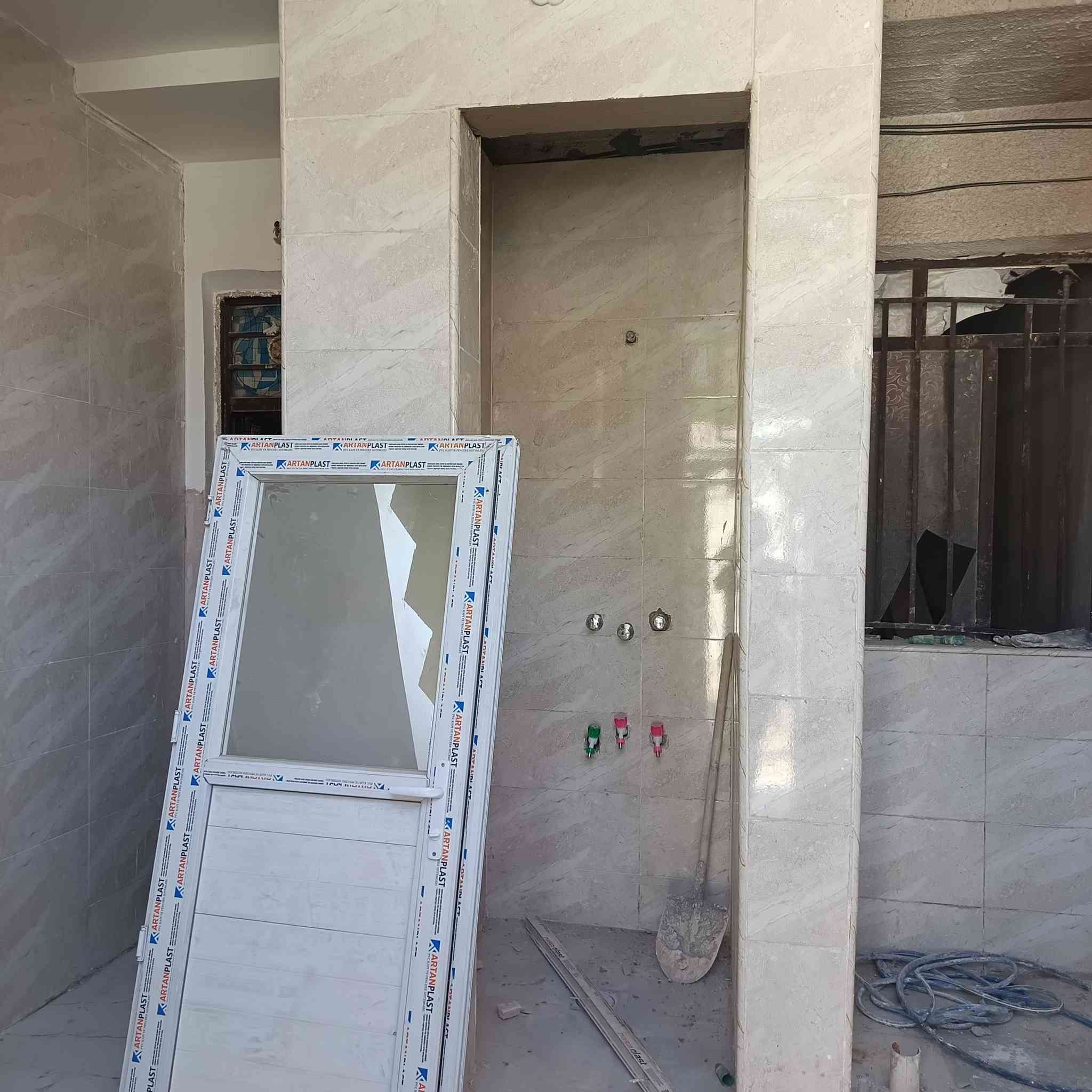 السلام عليكم
دار للبيع مساحة 50م  

سند اصفر 

بناء جديد 

سعر ٢٧ وبي مجال 

استقبال حولي غرفه نوم صحيات منور. 

طابق الثاني سندويج 
البيت باقي شي قليل ويكمل.   

حي البساتين حي السلام 

من جهة جامع المرتضى 

أكثر استفسار اتصل🗣📲📞

***********
