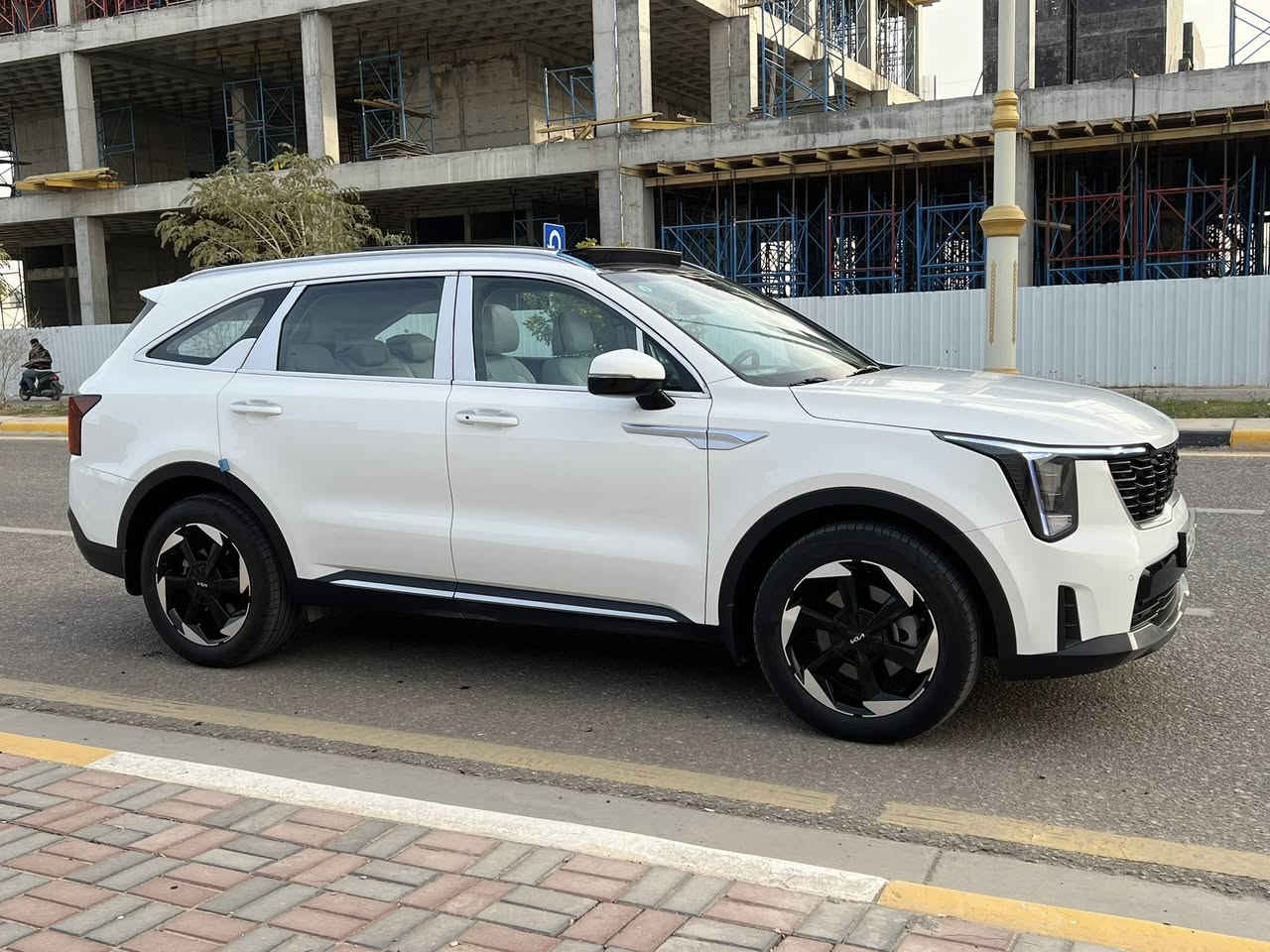 سورنتو خليجي موديل 2024  الفول بانوراما
السيارة زيروووو بعدها ماشية 2000 كيلو فقط 
مكفولة كفالة عامة بحالة الشركة وفول مواصفات 
السعر 325 $ ورقة وبيها مجال 
للاستفسار / *********** المكان كربلاء شارع المخازن
المواصفات :......................
حجم المحرك 6سلندر 3500
سقف بانورامي
صندوق كهربائي
كاميرا خلفية دوارة
حساسات امامية وخلفية
بصمة تشغيل وابواب وجنطة
مثبت السرعة
مرايا جانبية كهربائية
نوافذ كهربائية اوتو 
شاشة ديجتال 
مقاعد كهربائية
عدد المقاعد 7
6 وسادة هوائية
المصابيح الأمامية والخلفية  LED
داتا شو 
أبل كاربلاي
رادار
توقف ذاتي Auto Hold
سايد بريك بصمة 
نظام نزول المنحدرات 
شاحن لاسلكي
ستائر خلفية
كشافات ضباب
وضعيات القيادة Drive mode
منقي هواء
التبريد منفصل مناخين لمس
3قطع تبريد 
مانع الانزلاق و ABS
