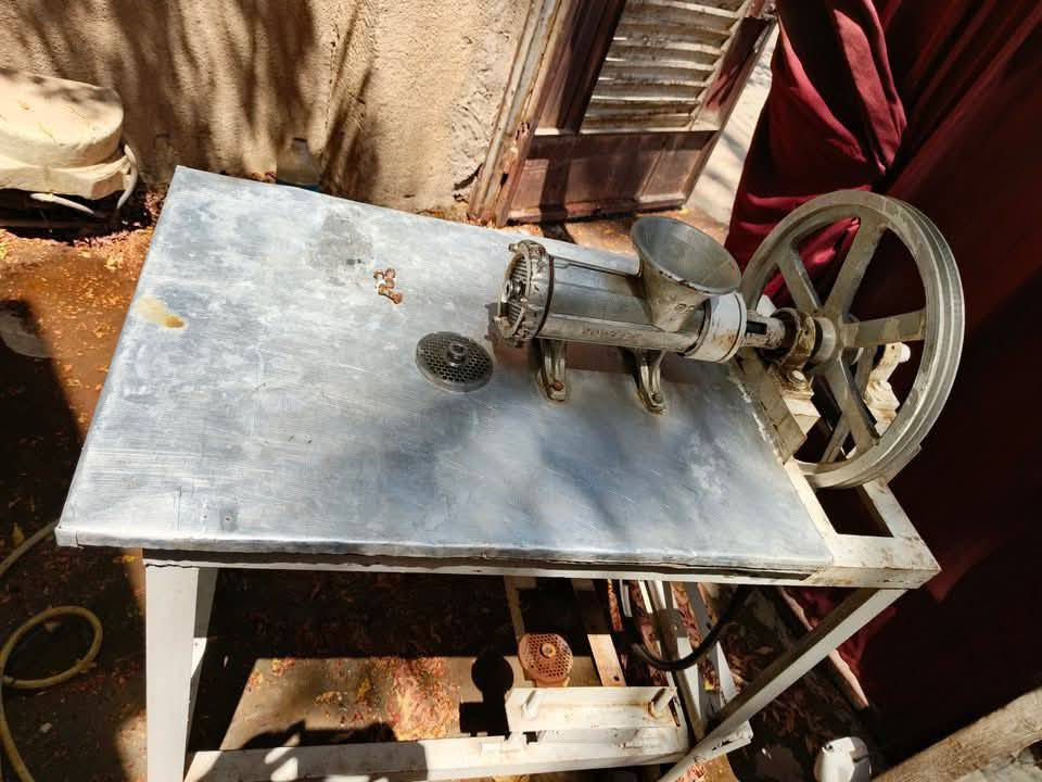 سلام عليكم
اغراض مستخدمة للبيع
 قيم السعر واخذ
-مثرامة لحم حجم 22 كبير
-بلور حجم كبير
-عارضة لحم
-طباخ 4 عيون كبيرة حديد ثقيل اصلي 
-عجانة كبيرة 
-مجمده وضع شركه
-عارضه 
-مفرغه مال شوايه 
العنوان كربلاء 
للاستفسار التواصل على الارقام التاليه اتصال او مراسله واتساب 
*********** واتساب فقط
***********
***********
