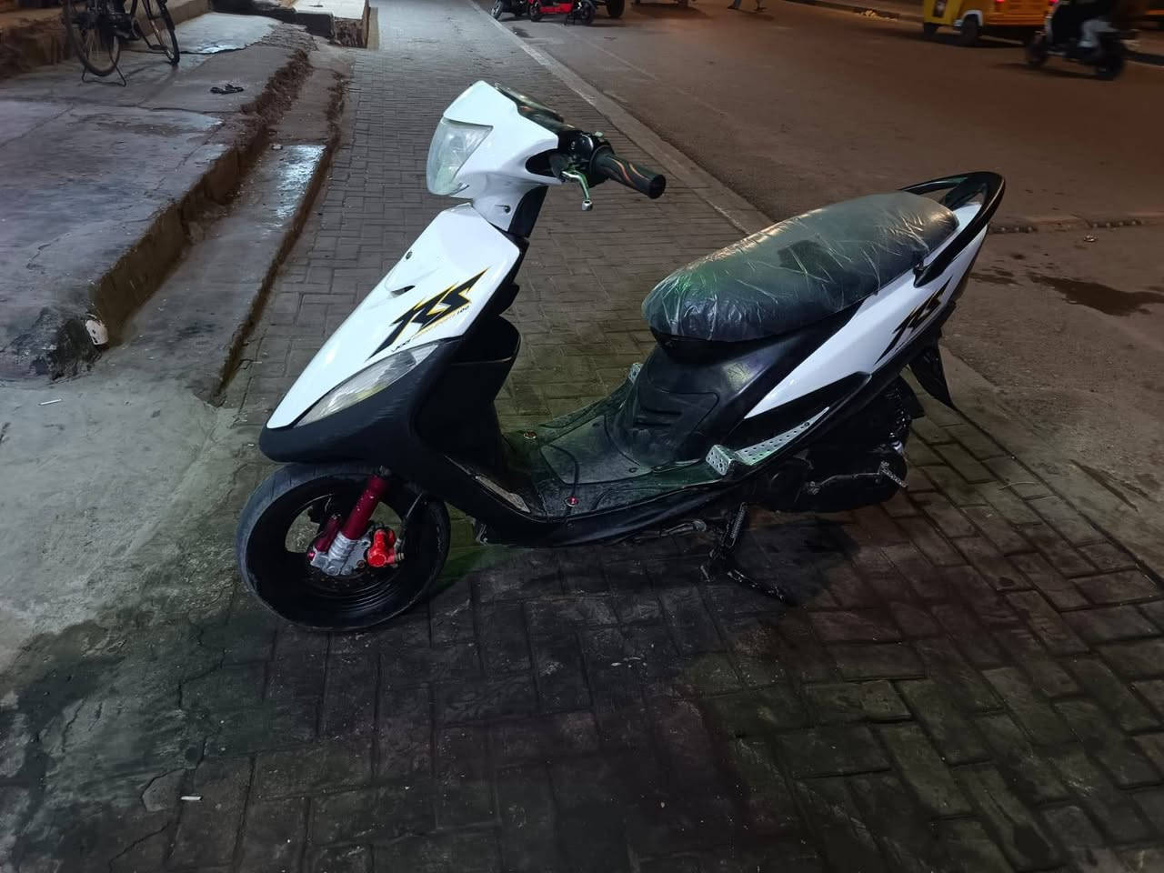 السلام عليكم ماكس للبيع عدله الدراجه مقفوله السعر 800 دراجه حلوه خير من يم الله العنوان بصره   ***********
