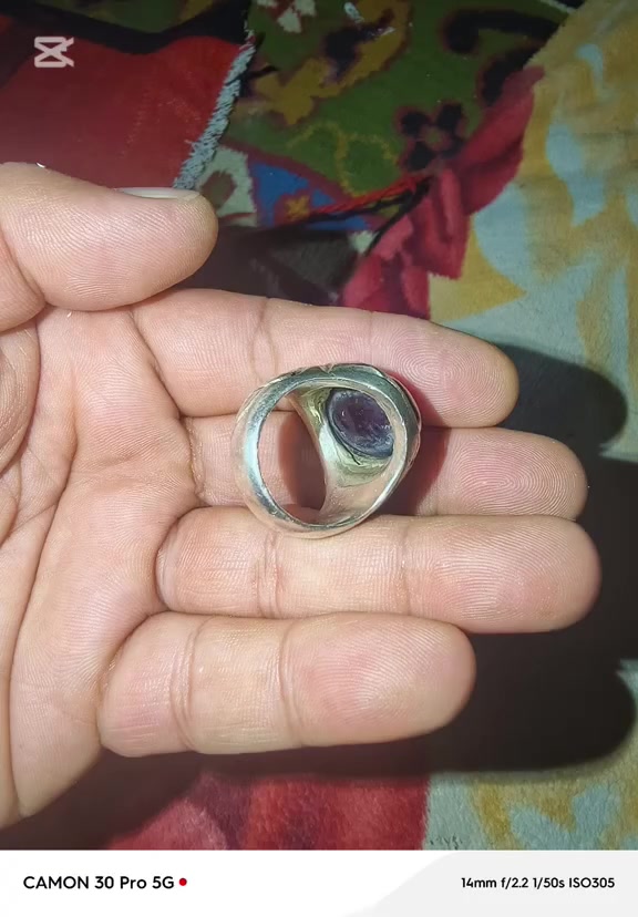 سلام عليكم غوالي محبس جمشت قديم نوادر صياغة يدوية ثقيلة لتواصل هذة رقمي ***********
