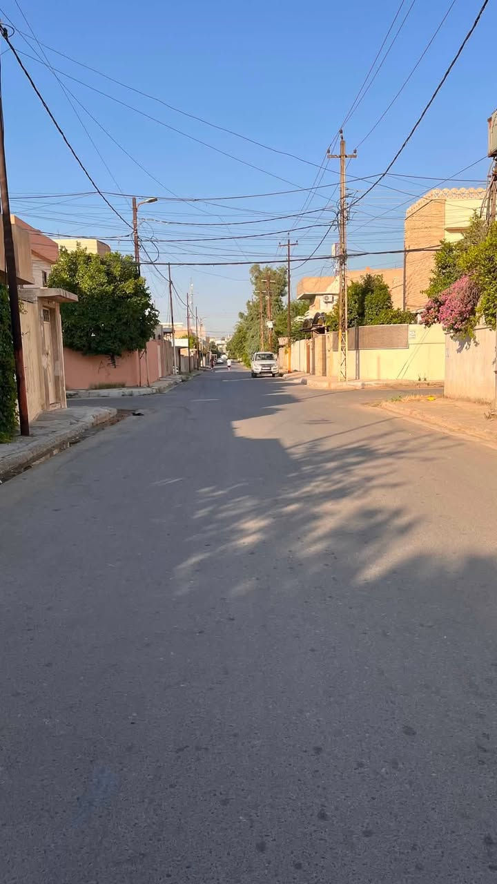 السلام عليكم دار للبيع بحساب ارض فرصه استثماريه عنوان . الطيران قرب مجلس النواب مواصفات الدار مساحه ٢٠٠ متر واجهه ١٣ العمق ١٥ طابقين ٦ غرف هول مطبخ صحيات كراج البيت بناء سبعينات سند طابو ملك صرف مميزات الموقع يبعد دقيقتين عن شارع المطار خمس دقايق عن بانزيخانه الغزلاني لمعرف التفاصيل اكثر . ادخل خاص او الاتصال علا الأرقام *********** وا *********** وشكرآ
