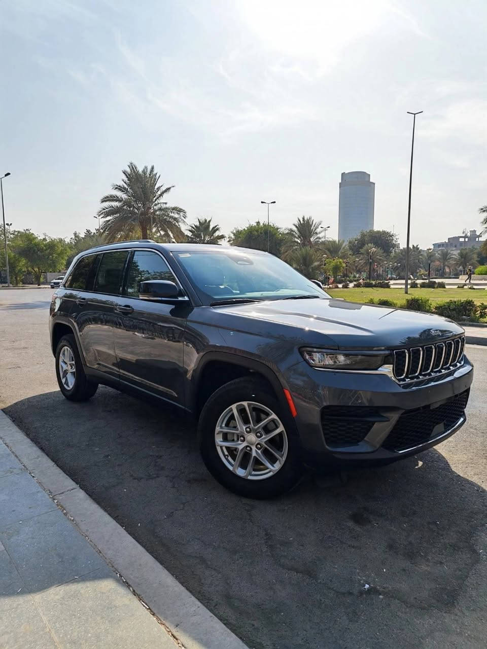 جيب كراند شيروكى 2024 لاريدو X 
 وارد امريكي دخول جديد 
سيارة اخت الزيرو
حادثهة سطحي فقط الجاملغ والباب الايمن بدون ايرباك 
العداد:  12.000 M
الون نفطي
5 راكب 
رقم  اربيل جديد
المحرك: 3.6 لتر 6 أسطوانات (V6)
القوة الحصانية: 293
عزم الدوران (نيوتن-م): 352
ناقل الحركة: اوتوماتيك 8 سرعات
المواصفات:
*نظام دفع رباعي 4X4 متطور
*فتحة سقف 
*دخول ذكي بدون مفتاح
*ويل المنيوم قياس 18 انج
*شاشة التحكم الرئيسية لمس بنظام Uconnect 5 بقياس 8.4 انج مع نظام ملاحة
*شاشة القيادة الرقمية بقياس 10.25 انج
*رادار تفاعلي مع خاصية التوقف والانطلاق
*تحذير النقطة العمياء
*تحذير الخروج عن المسار
*نظام المحافظة على البقاء فى المسار
*حساسات خلفية
*نظام مانع تصادم خلفى
*نظام القيادة شبه الذاتية
*مقصورة الركاب من الجلد الفاخر
*مقعد السائق كهربائي
*نظام ابل كار بلاى و اندرويد اوتو لاسلكي
*نظام صوتي فاخر 9 سماعات من ALPINE
*دخول ذكي (بصمة)
*مصابيح أمامية أوتوماتيكية مع مصابيح نهارية وكشافات ضباب LED
*نظام التحكم التلقائي في الضوء العالى
*ماسحات زجاج أمامي حساسة للمطر
*وسائد هوائية أمامية متعددة المراحل ووسائد هوائية جانبية ووسائد هوائية أمامية/خلفية.
*نظام التحكم الإلكتروني بالثبات.
مكان السياره : بغداد المنصور
الاستفسار اتصال والواتساب
***********
 ***********
