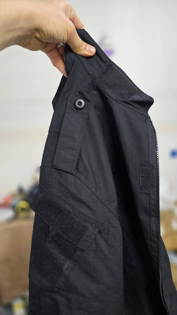 شونكم يابة" 
بدلة عسكرية لون اسود سادة كاملة هية والجعبة والجنطة نضافة 100% اكدر اكلك جديدة. انطيني سعر وبلعافية الشراي يتصل لو يراسلني
***********
