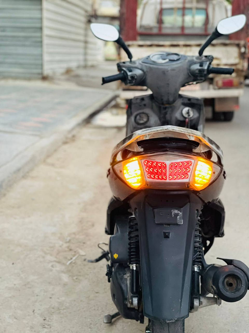 دراجه سكنس فحل نوزل خطين دراجه خير من الله ونضيفه بس اكلجاتهة يرادلهن ادامه وماصارلهة هواي عندي ولا موكفتني بشارع تجي تفحص وتتخل راسك يله تاخذهة سعر 650وبيهة مجال 
مكاني بغداد شعله ***********واتساب بس
