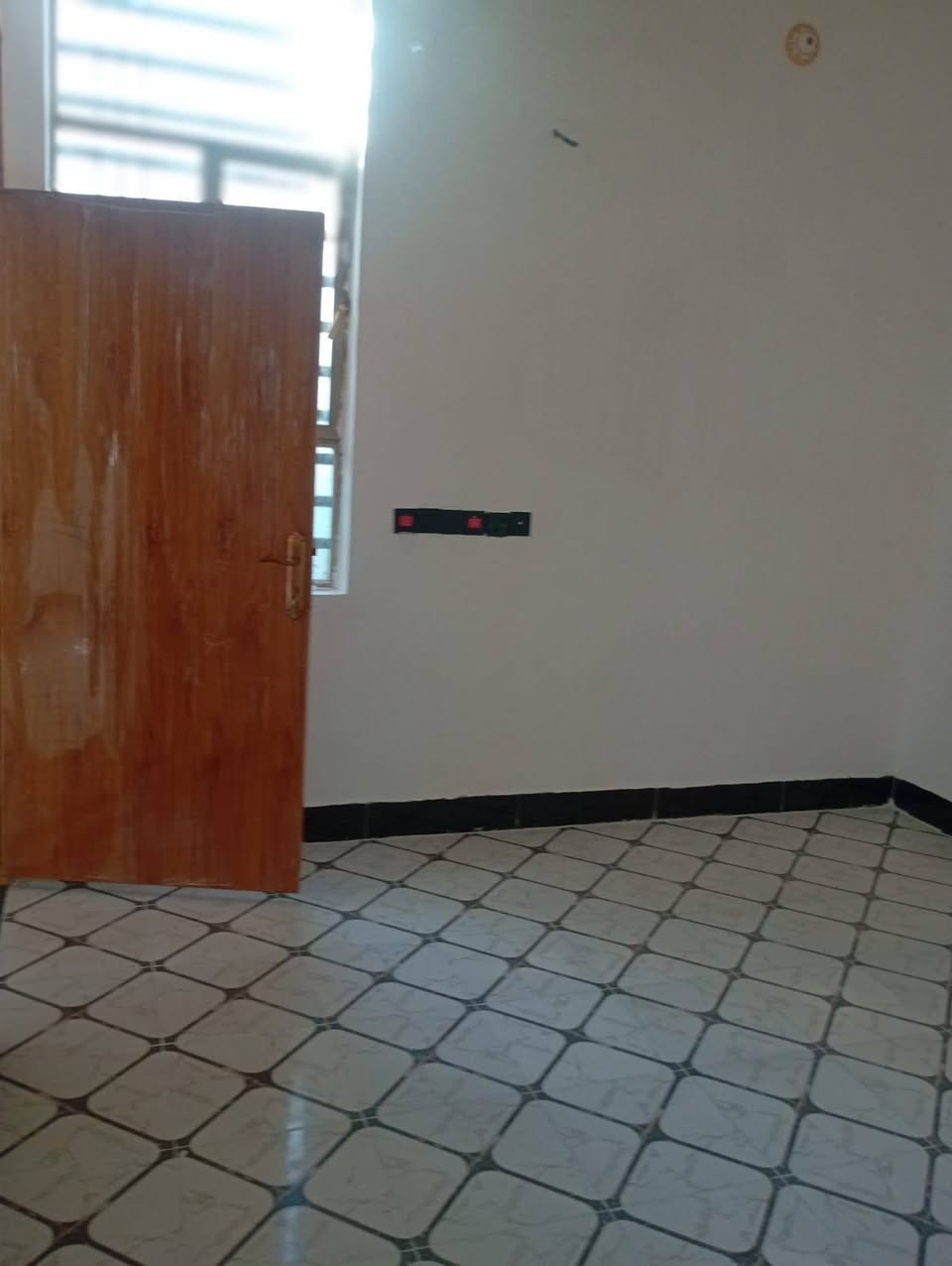 🏡دار للبيع🏡
المساحة: 65 متر مربع
✅ #طابو_زراعي_سند_25_أقرار_محكمه
السعر: 24 مليون  (مع المجال)
الموقع: النجف شارع الصب عمود 314

مواصفات البناء:
غرفة/ صالة معزولة/مطبخ معزول/ صحيات خارجية مكشوفة
بناء مرتب (أساس + سقف كونكريت + طابوك)
أرضية بورسلين أبو الـ 60

الخدمات:#بعد_عن_سوق_100م
ماء كهرباء مدارس سوق تبليط مولد

للاستفسار والاتصال:

***********
