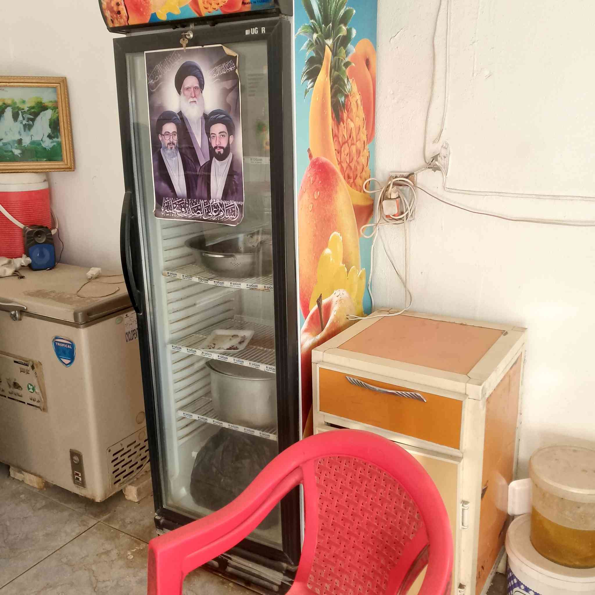 السلام عليكم غراض محل دجاج. للبيع كامل مابي اي نقص لاستفسار عله الرقم ***********
