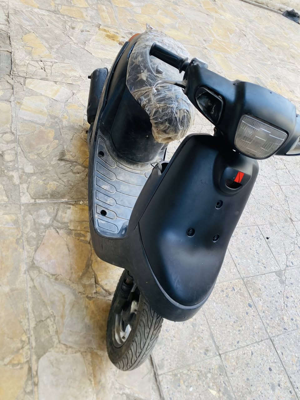 السلام عليكم دراجه  بطة للبيع شغاله هندر  واحد. وسلف نقصه بس باتري   كامله مكمله كفراتها كامله وترايشها كاملا وما مكسورات  اللايتات الامامي والهلفي شغالات مو تجاري واصليات  شرط مختمات   الذيل  مالح يعني بلادي هم اصلي لون الكفرات اسود طافي وما بيهن ولا كسر ستاند جانبي المميز والنادر ما موجود هواي بلدراجات الستين  
مكاني بغداد جديده سعره ٢٢٥ رقمي *********** وما تلكى بطه بهيج سعر ونضافة
