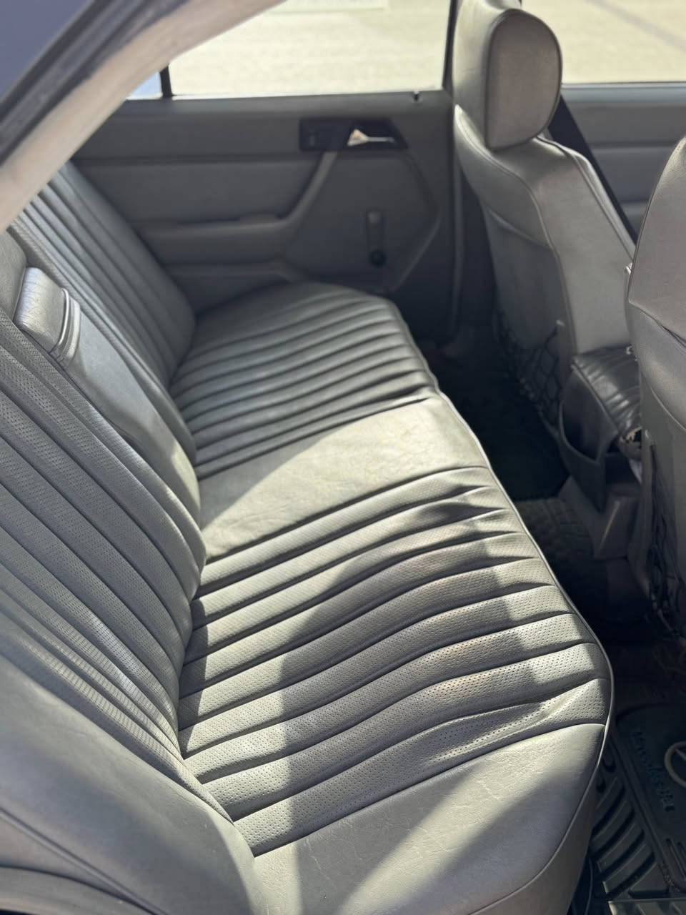 مارسدس دب ، موديل ٨٩ ، كهربائياتها كلها شغاله سياره مرتبه / تبريد منقص غاز / كشنات جلد /السنويه بأسمنه /ظربتها جاملغ خلفي 
مكان السياره/ الشطره
السعر ٤٥ وبيها مجال 
اذا عجبتك السياره اتصل ‭٠٧٨٣ ٨٩٣ ٢٩٣٣‬
