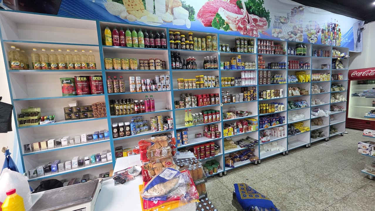 السلام عليكم شباب عندي اسواق.للبيع مساحه 100متر مربع ركن قريب سوك حي الغدير السعر خاص يحتوي على براد عامودي 9 +1 شركه كولاء وبرادات طرحيه 6 3شركه و3مال محل ***********
