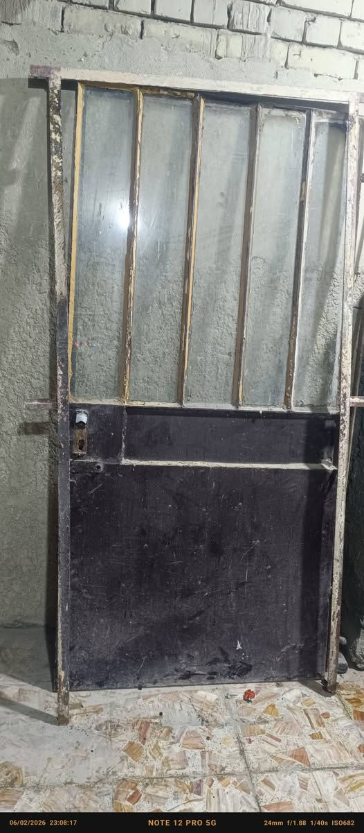 السلام عليكم
باب حديد 
طوله مترتين 
وعرضة تقريبا متره و10 كامل هو والتريشة
نضافته 90% مابي اي خياس بس عوزه ترتيب
سعره 90 الف وبي مجال
مكاني بغداد العبيدي
للاتصال ***********
