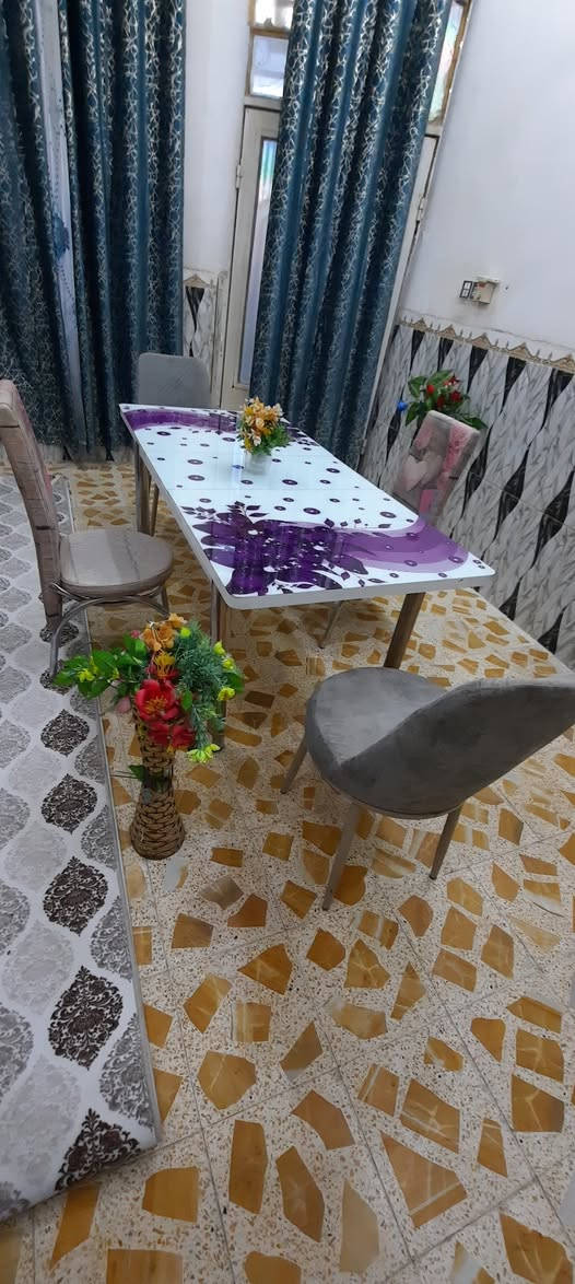 البيع ميز طعام اصلي السعر ب 《100》 اتصل واتساب موجود 《***********》 عنوان ميسان عماره مغربه عمارة, ميسان

