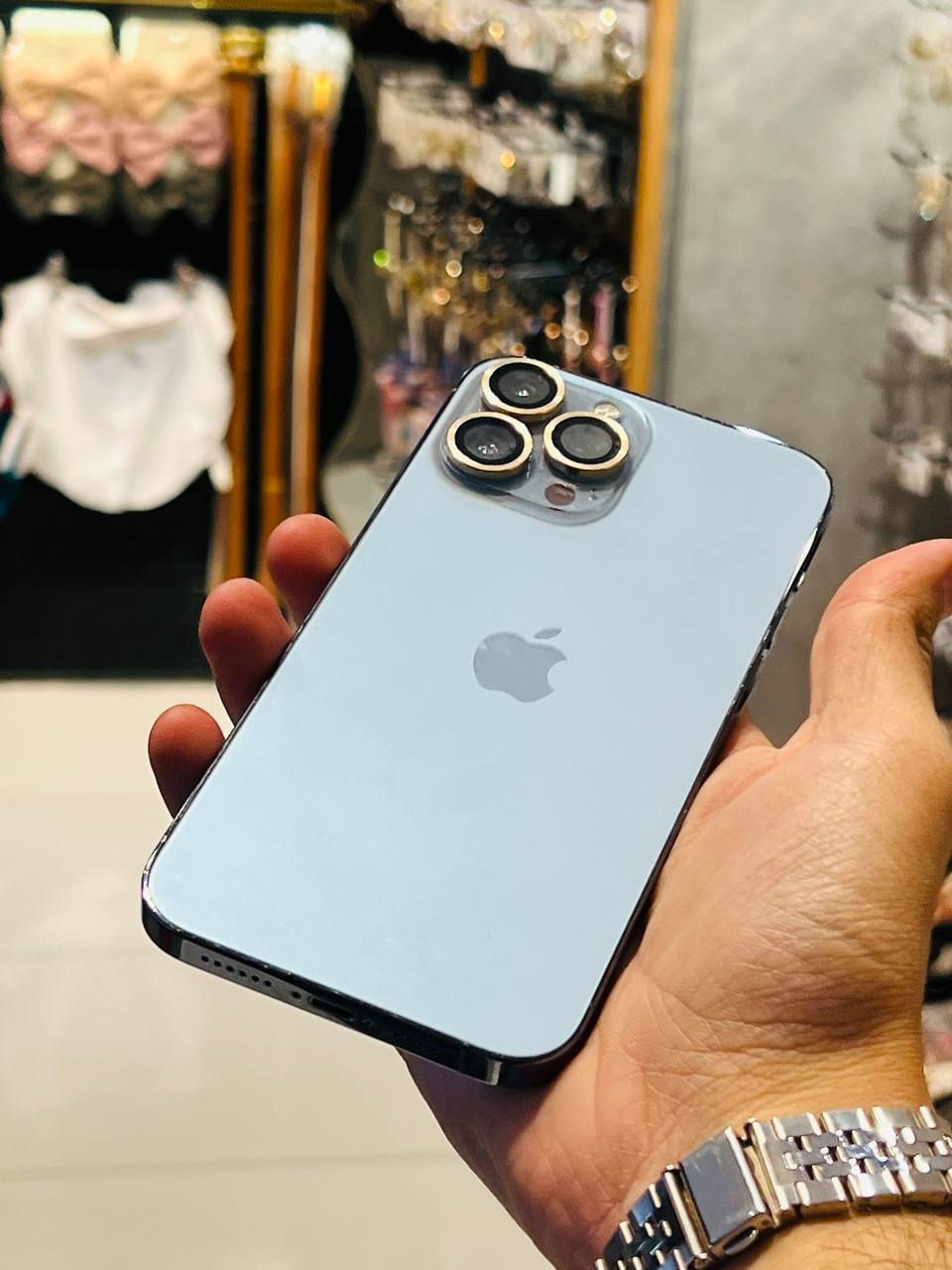 أيفون 13 برو ماكس 
جهاز جديد ومكفول كله شغال ونضيف 
جهاز يخبل شحنه انساه 
جهاز مستبدل شاشاه اصليه 
كله شغال فيس ايدي شغال 
نموذجm
ذاكره ٥١٢
بطاريه ٨٥ اصل 
اتصال او واتساب 
***********
مكاني حله  او مراوس 
سعر ٥٥٠ وبي مجال بسيط
