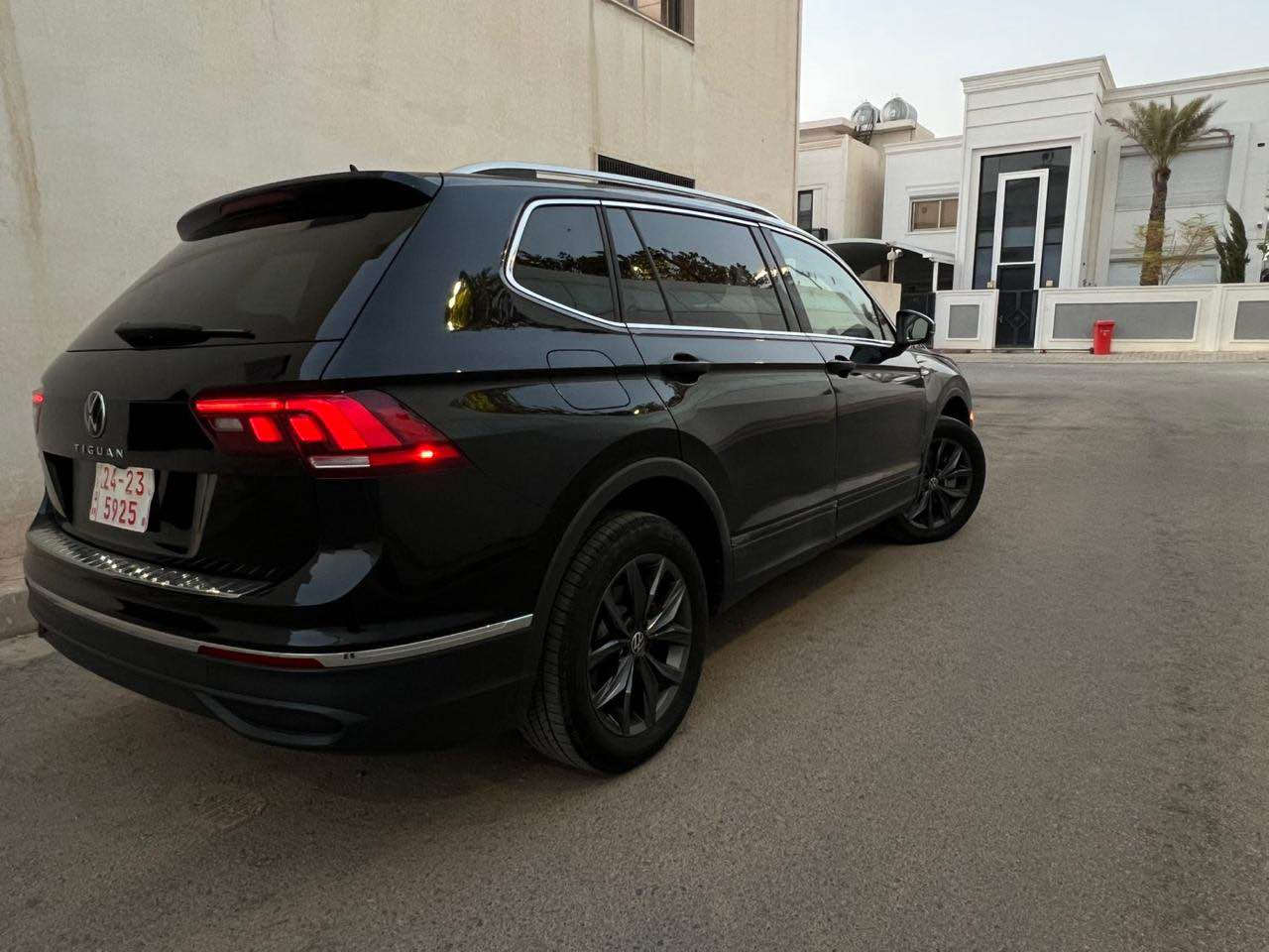 Vw tiguan موديل ٢٠٢٣ SE ٧ راكب 
رادار امامي و خلفي 
رادار خط الشارع  
شاشه كبير لمس 
كشنات جلد و تدفئه و كهربائيه
٧ راكب  
بجم كبس 
صبغ اربعه ابواب ارباك سليمة 
سيارة بس ما بيه فتحة باقي كل شيء بيها 
ماشيه ١٨ الف 
بدون مصروف 
رقم تلفون *********** 
بس بيها شبر تعديل بارد جاملغ امامي جهة سكن و سايق بش شبر 

سعر ١٧٠ بيها مجال بسيط أربيل, العراق
