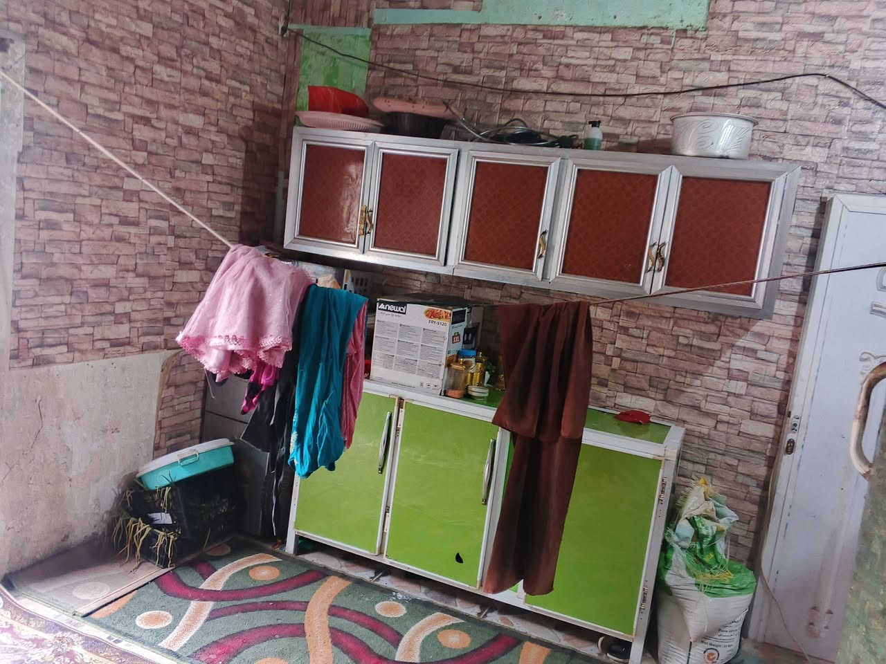 بيت رقم للبيع مساحه 200 غرفه وصاله ومطبخ وديوانيه وصحيات وساحه وحديثه ومكان تكدر تبني بي بيت ثاني 
للعلم المعامله كامله ثاني يوم تكدر اسوي طابو صرف العنوان سوق الشيوخ الحي العسكري قرب مدرسه نهاوند خدمات كامله سعره جدا مناسب 23 وبي مجال ***********
