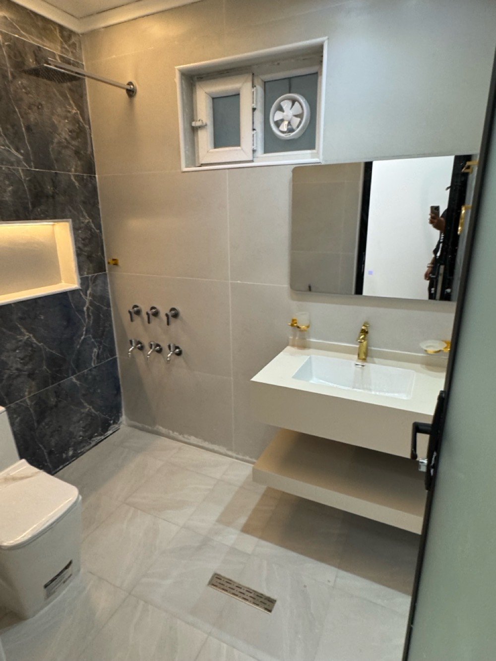 للبيع دار حديث البناء بتصميم عصري وجميل مكون من عدة غرف واسعة مع إضاءة سقفية احترافية. الدار مزود بنظام صحي حديث ومراحيض أنيقة. 

تتميز الغرف بالأرضيات السيراميكية اللامعة والجدران ذات الطلاء الأبيض الدافئ. تحتوي على سلم داخلي بتصميم فخم يضفي الفخامة على المكان. 

الواجهة أنيقة وملفتة للنظر مع بوابة حديدية طراز غربي.