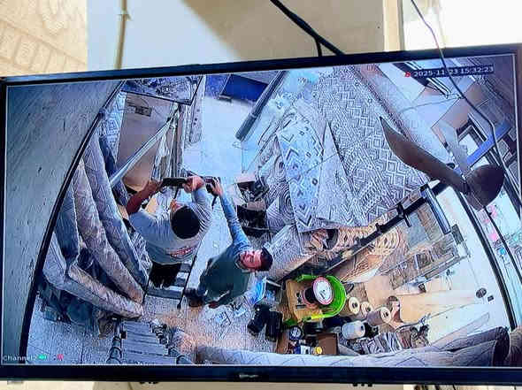 اعمالنا في بغداد / الدورة
تنصيب منظومة 8 كاميرات دهوا الاصلي
بأعلى المواصفات فول كلر تصوير ليلي نهاري ملون حتى بدون اناره وصوت وصورة 

لأصحاب البيوت والمحلات والاسواق
عرض جديد ولمدة محدودة منظومة دهوا فول كلر شرط الاصلية 8 كاميرات مع ديفيار وهارد 1000 كيكا وروله 250م ومحولات وكافة ملحقاتها وضمان سنه حقيقي

مواصفات المنظومة:-
- 8 كاميرات دهوا دقة 2 ميكا وزاوية واسعة لتغطية اكبر  
  مساحة تصوير ليلي نهاري ملون حتى بدون اناره وصوت وصورة بدقة عالية .

- ديفيار دهوا 8 جنل يشغل جميع انواع الكاميرات ويدعم اللغة العربيةويمكن ربطه على الموبايل ببرنامج خاص.

- كيبل رولة 250م مسلح ونحاس 100‎%‎

-فيش كامله PNC 16. فيش POWER 16

- هارد خزن 

-بوكسات كاميرات عدد 8 لحماية الفيش من العبث والرطوبة

-محولات خاصة بالمنظومة.

- راك حديد حجم 2u لحفظ الديفيار واليو بي اس وتعطي شكل لائق للداخل

- يو بي اس ليثيوم اصلي يعتبر جهاز حماية ومنظم فولتية وتلغي كافة المحولات وتشغل مباشر علية المنظومة مع الانترنت 

-  ماوس وكيبل HD .

-ضمان بالكاميرات والديفيار سنه كامله.

لمزيد من المعلومات مراسلتنا على الخاص او الواتساب
 ***********واتساب 
***********مهندس محمد
