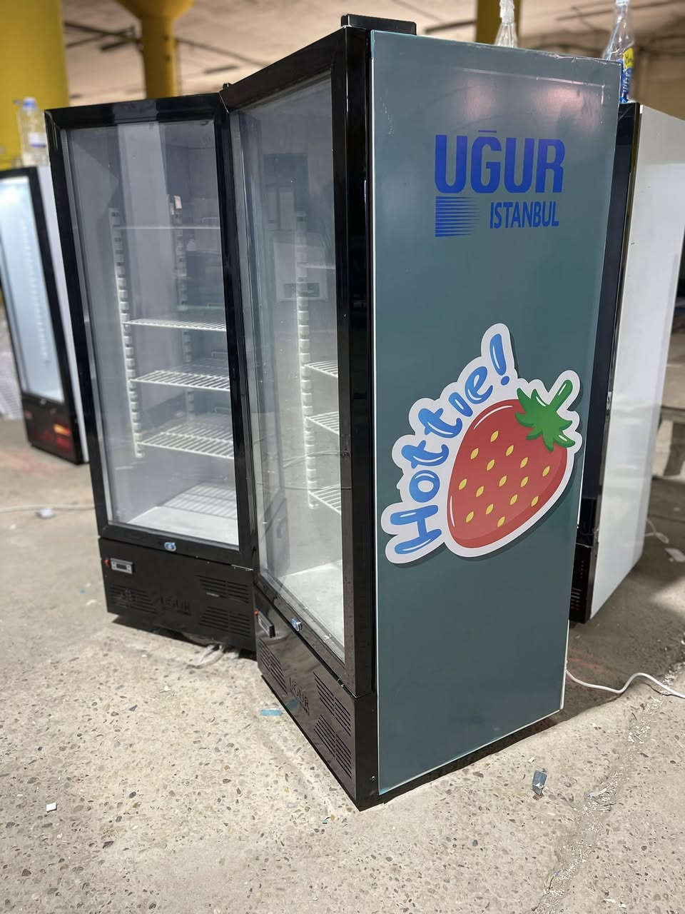 بعد اذن الادمن🌼
الموديل الحديث توفر الان😍
عارضه ايكور  عمودية حجم 10قدم ارتفاع135سم والعرض52سم مزودة بمطار إيطالي الصنع اقتصادي بالكهرباء والإنارة لد داخلي مع ضمان سنتين صيانة موقعية مجانية والتوصيل مجاني داخل بغداد كل هذا بسعر335الف للحجز والاستفسار الاتصال على الرقم ***********
