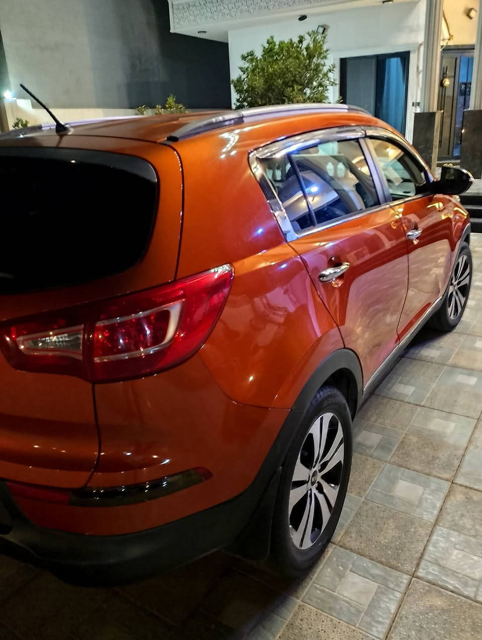 سلام عليكم اخواني سياره للبيع نوع كيا سبورتج 2011 لون مشمشي بدون ضرر وبدون صبغ محرك  شرط كهربائيه كلها شغاله شرط رقم انكليزي اربيل هزه جديد غرامات صفر شرعيها موجود سعر 135$ وبيه مجال عنواني موصل زيونه مقابيل حي الفلاح الايسر رقمي للتواصل ***********
