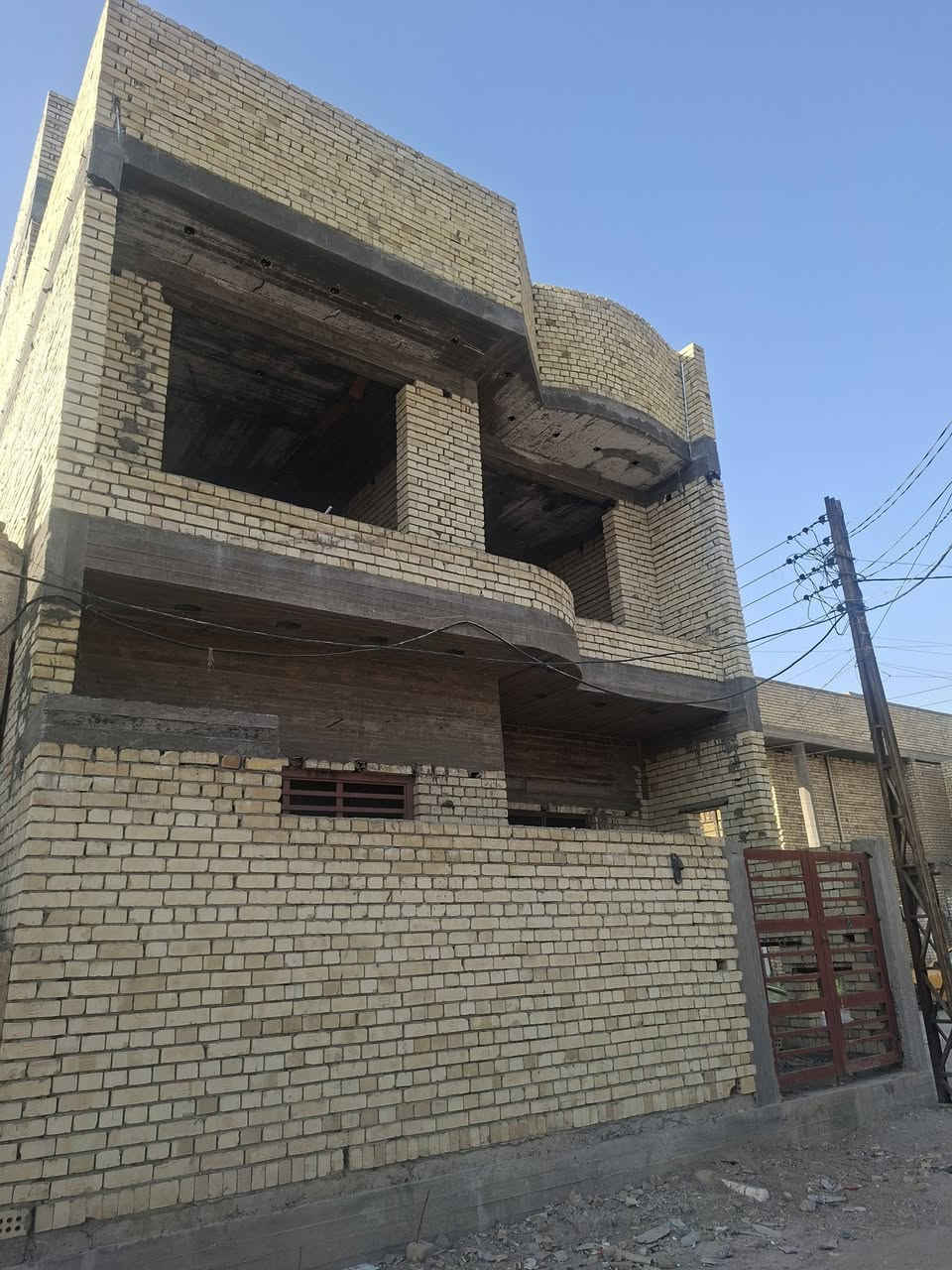 السلام عليكم
بيع هيكل ركن المساحة ١٠٠متر مربع  طابيقن ونص 
يوجد به خمس،غرف نوم وحمامات اثنين موقعه قرب شارع ستين وقرب شارع الامام علي 
 السعر قفل ،١٠٥مليون   الاتصال  على صاحب الدار
*********** ابو امير الشمري
