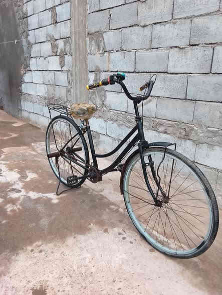 السلام عليكم
بايسكل سياحي للبيع حجم 27 نضيف المكان في البصرة في منطقة الكباسي 
السعر 75 الف 
للاستفسار ***********
