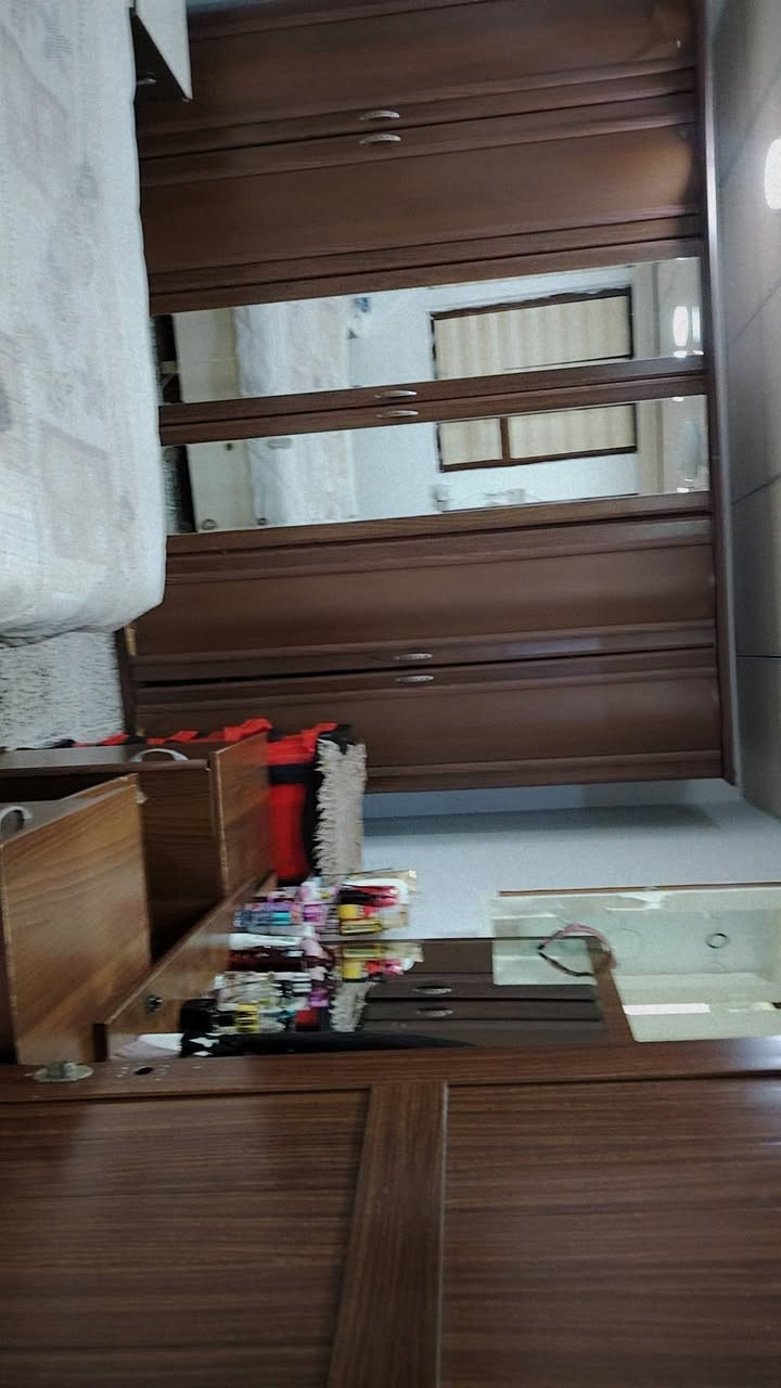 غراض كاونتر تخومه عدد 2 طبلات غرفة نوم بس الدوشك مو ويه الجربايه للبيع شلع ماابيع فرد كلهن ب300الف قفل بدون اي معامله  للاتصال ***********
