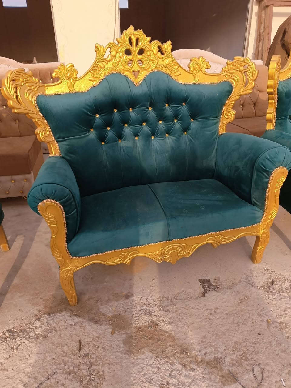 تخم زان مصري للبيع وبسعر مناسب  مع جراجيب باب خشب مع مكتبه صغيره رقم الهاتف ***********
