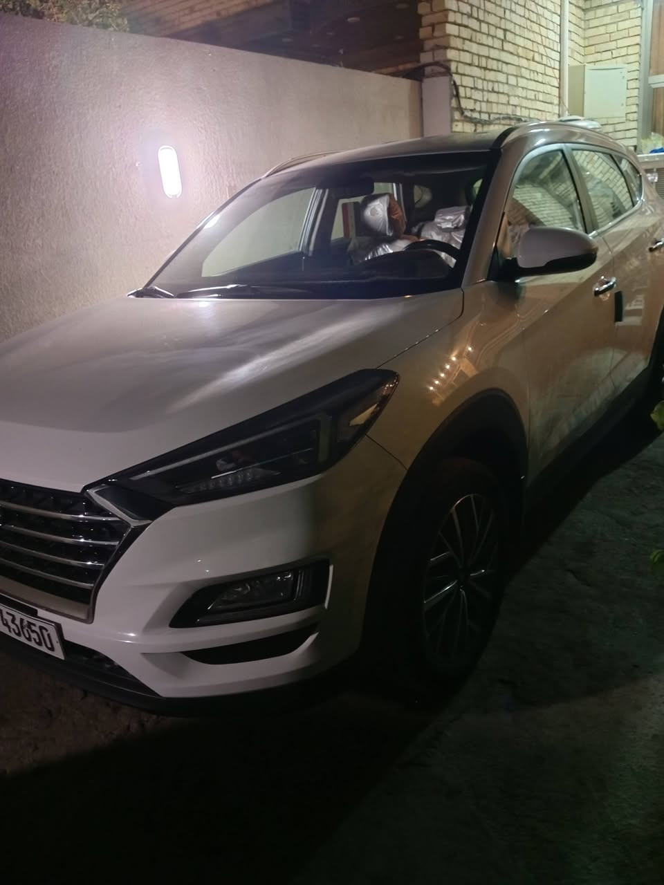 السلام عليكم 
هونداي توسان موديل 2020 خليجيه ☘️كفاله عامه عدة بارد بسيط مكفول من الصبغ والتبديل والفتح عدا البارد بسيط السيارة جديدة كلش وجاهزة من كلشي 

المواصفات 
✅بصمه..
مري شفط..
تبيرد خلفي امامي..
✅ماشيه 75 الف 
ويل كب.. 5
محرك 2000 دوش..
كراسي 2 كهرباء..
بصمات 2 وياها..
داخل لونين 
داخل صاج 
كشنات جلد 
كامرة دوارة أمامية وخلفية 
شاشة 
لايت عدسات 
يدات نيكل 
✅وبعد مواصفات اخرى 
الموقع بغداد
💲السعر 210 $وبيها مجال بسيط 💲
الاتصال ***********
