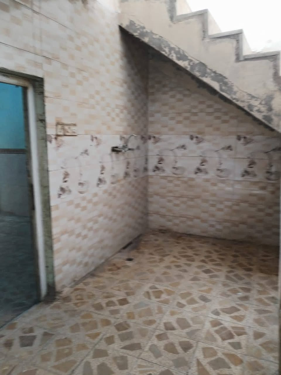 بيت للايجار 60م نجف حي وفاء قرب المجسرات الزهراء 
طابق واحد يتكون من غرفه وصاله ومطبخ وحمام نظيف 
كاشي وسيراميك ايجاره 225الف للاستفسار ***********
