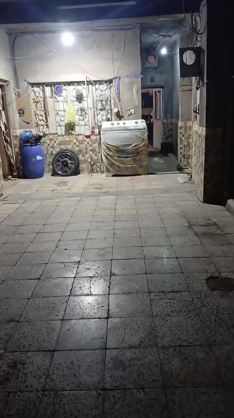 بسم الله توكلنا على الله 
دارين للبيع طابو صرف كل دار طابقين
الدار الاولى مساحه 200متر طابقين يحتوي الطابق الارضي على استقبال ومطبخ وصاله وغرفتين وصحيات ومناور وساحه كبيره الطابق الثاني يحتوي على استقبال ومطبخ وصاله وغرفتين وصحيات ومناور العنوان محافظة ميسان حي الحسين الجديد شارع ابو شاكر فرع مطعم فدك مقابل روظة العبير مثل ماموضح بالصور 
الدار الثانيه مساحه 200متر طابقين 
الطابق الأول يحتوي على 
استقبال ومطبخ وصاله وغرفتين وصحيات ومناور وساحه كبيره 
الطابق الثاني يحتوي على استقبال ومطبخ وصاله وغرفتين وصحيات البيت كله سيراميك مثل ماموضح بالفيديو 
عنوانه  ثالث بيت عن شارع العام مقابل صيدلية وشارع تجاري ومطاعم حي الحسين شارع ابو شاكر
الإستفسار اتصال او واتساب ***********
***********
