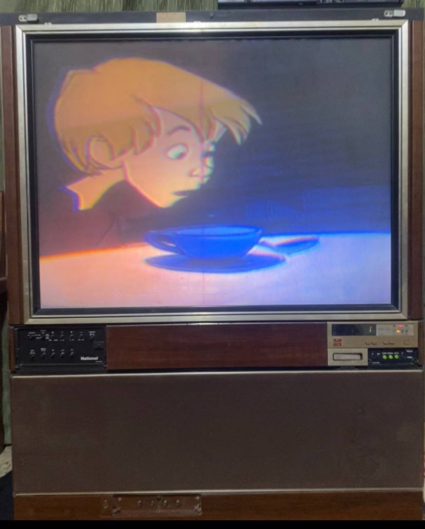 تلفزيون نشنل ياباني ,سنة الصنع 1981 ، العرض 1 متر، الارتفاع 125سنتيمتر, النزال 55 سنتيمتر ، التفاصيل خاص ***********
