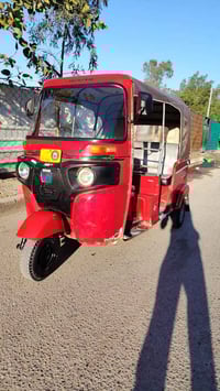 تكتك باجاج موديل 2018 شهر  4 مكينة 20  مكفولة اوراق ..بيها نقص بس الوص...