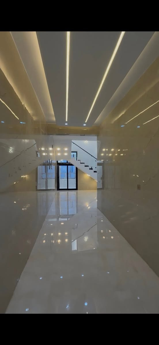 سلام عليكم  بيت البيع بمجمع السلطان
@إشارة
على الشارع الرئيسي عرض الشارع ١٢م 
مساحة البيت ١٢٠م واجهة ٦ نزال ٢٠ 
الشغل البيت كلش مرتب 
يحتوي البيت على ٤غرف نوم -صالة -استقبال 
مطبخ-خدمات -بيتونة-عدد ٢ حديقة ونافورة خارجية
البيت بسمي تنازل من الشركة 
السعر ١٦٧ وبي مجال بسيط 
استفسار اتصال او مراسلة
***********
***********
