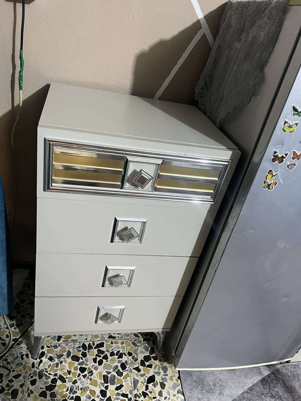 غرفه للبيع مابيها اي ضرر السعر خاص او مراسله الرقم ***********
