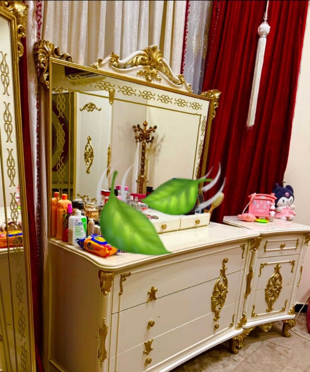 غرفة نوم تركية سبعة قطع كاملة نظافة ٩٠بالمية السعر ٧٠٠ و بيها مجال للشراي  *********** واتساب
