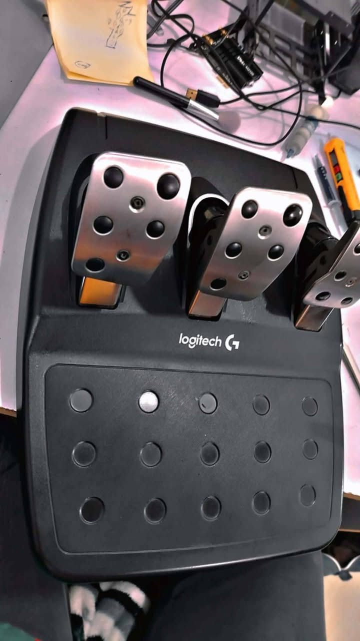 تحية طيبة شبابنا الذهب 
متوفر دركسون G29 
نضافة 90% 
كامل مكمل مع ملحقات وكارتون 
 قطعه حيل حلوة تكدر تربطه علئ 
بلي و pc
تكدر تلعب العاب سباق وسيارات ومحاكي وكلشي حرفياً 
وويجي ويا گير اتوماتيكي 

وبسعر 225 الف دينار عراقي فقط وسعر قابل للتفاوض 🌹❤️
 
  🕹️ متوفر خدمة توصيل لكل العراق ✅
مكاني البصرة ***********
