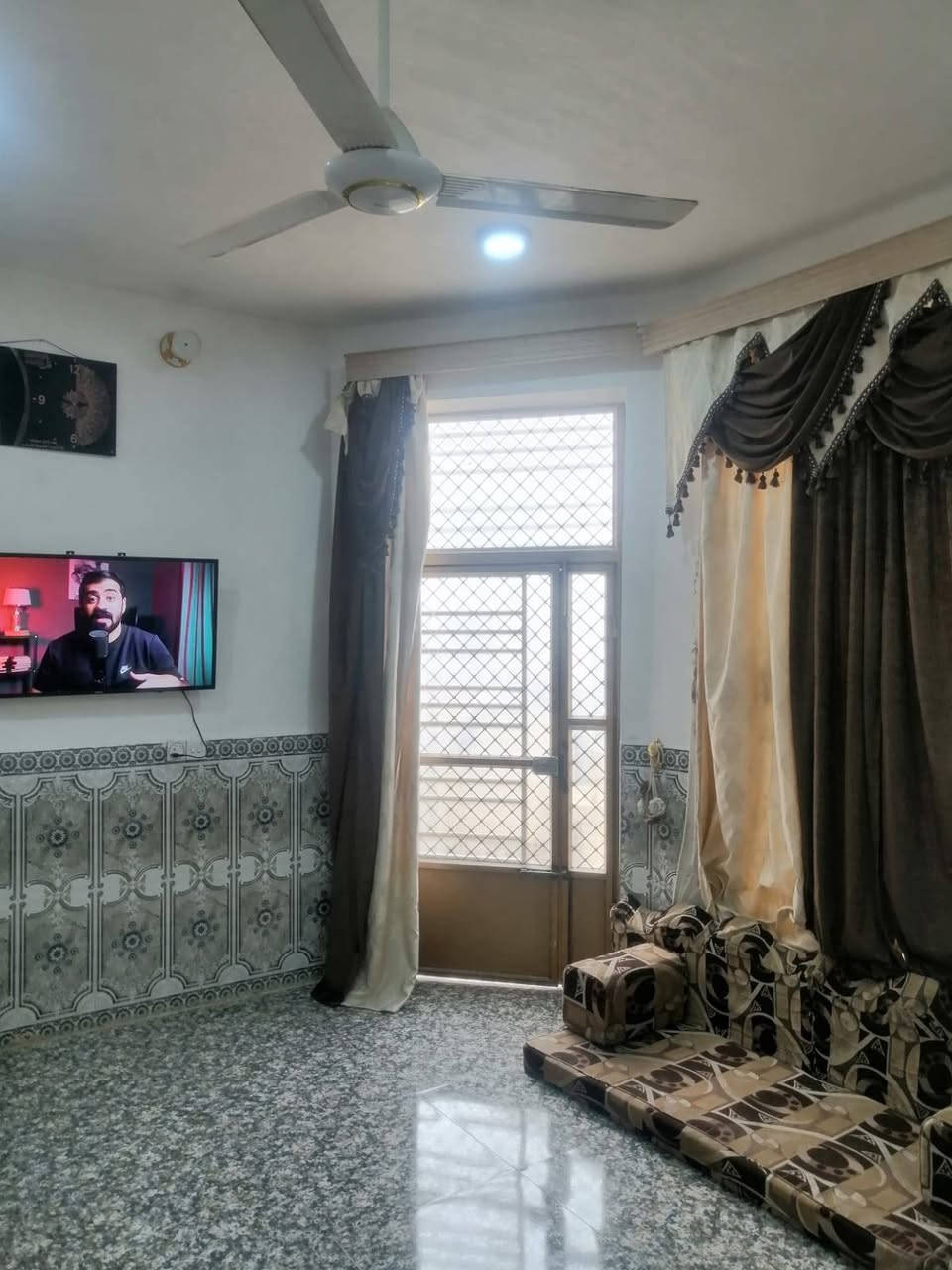 سلام عليكم بيت للبيع  طابقين طابو صرف بحي الفرات شارع العقيله زينب ع ثالث فرع ع يسار مساحه100 / 10في 10
بناء 2019  ...  براني  او مطبخ او صاله او غرفه او صحيات خارجيه صحيات داخليه طابق ثاني غرفه او صحيات او صاله. او سطح..
***********
