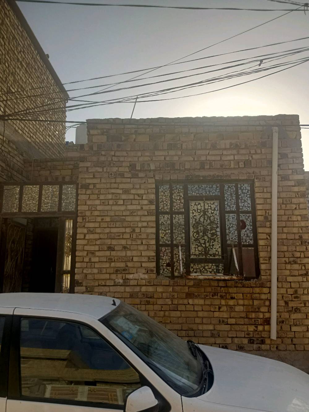 السلام عليكم صاحب البيت بيت للايجار جديد ومرتب بي غرفة كبيرة + صالةكبيرة  + مطبخ + مكشوفة وصطح بي خزان وكيزر مساحتة 60 متر  الموقع النجف الاشرف حي نداء شارع 60 قرب جامعه الكفيل كفى اسواق الغرابي متوفر يمة كافة الخدمات كل شهر بشهرة إجارة 200 للاستفسار ***********موجود وات ساب أو الرقم هاذا اتصال