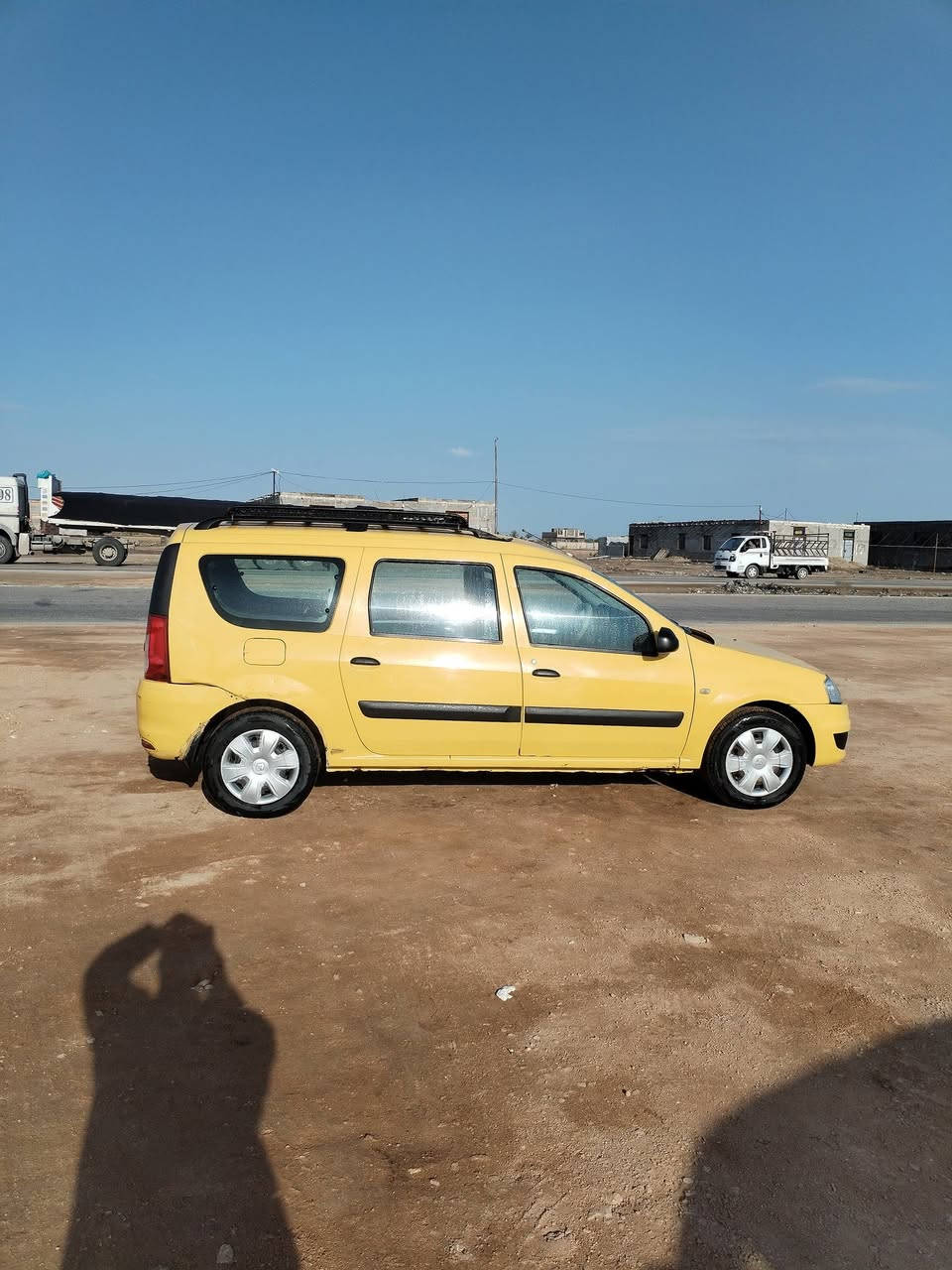 رينو البيع موديل 2011حداديه جديده مشط جديد تخم تاير جديد سياره حلوه مصغره هيئه وغرامات السعر 48وبيه مجال رقم الموبايل ***********
