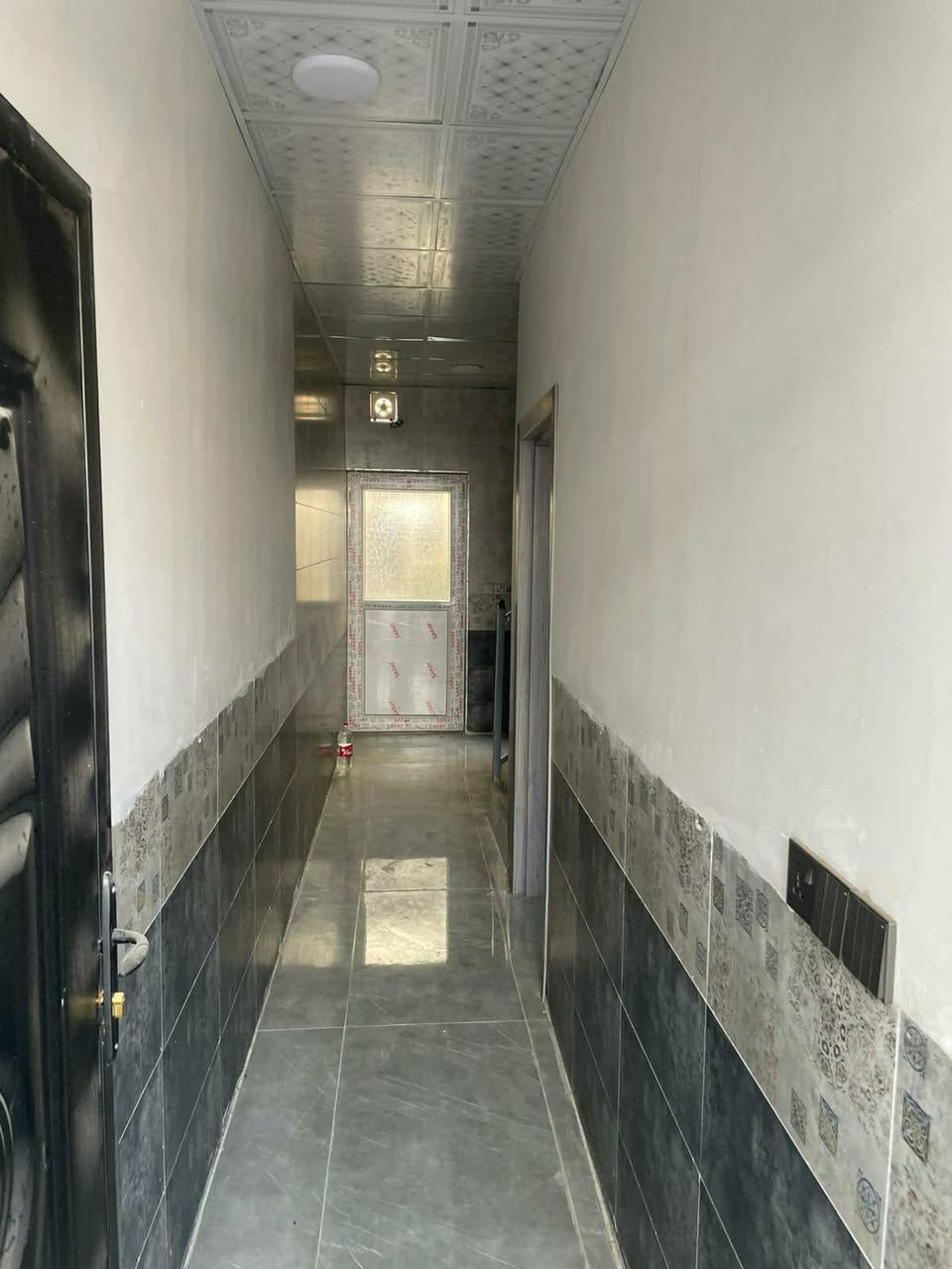 دار طابوا للبيع بناء حديث# طابقين وبيتونه 
المحتويات
الطابق الأول؛؛؛ غرفة نوم عدد1 ومطبخ واستقبال وهول  وصحيات خارجية وكراج
الطابق الثاني؛؛ غرفة نوم عدد1 ومطبخ واستقبال وصحيات داخليه وهول 
الطابق الثالث؛ بيتونه
المساحة (100)متر مستطيل 
الواجهة (5)في(20)
السعر 96 مليون مع مجال قليل
البيت فوووول 
العنوان؛ كركوك منطقة ال55 خلف جامع لؤي 

لمعرفة التفاصيل 
الاتصال على الارقام التاليه *********** 
*********** 
للاستفسار اكثر يمكنكم مراسلة الصفحه))) 
ونتشرف بزيارتكم  ل(مكتب الاوس للعقارات) 
عنوان المكتب؛ سايدين كوباني المحافظه الجديده بالقرب من مجمع روان ستي ٢ ومجمع النجوم ٢
