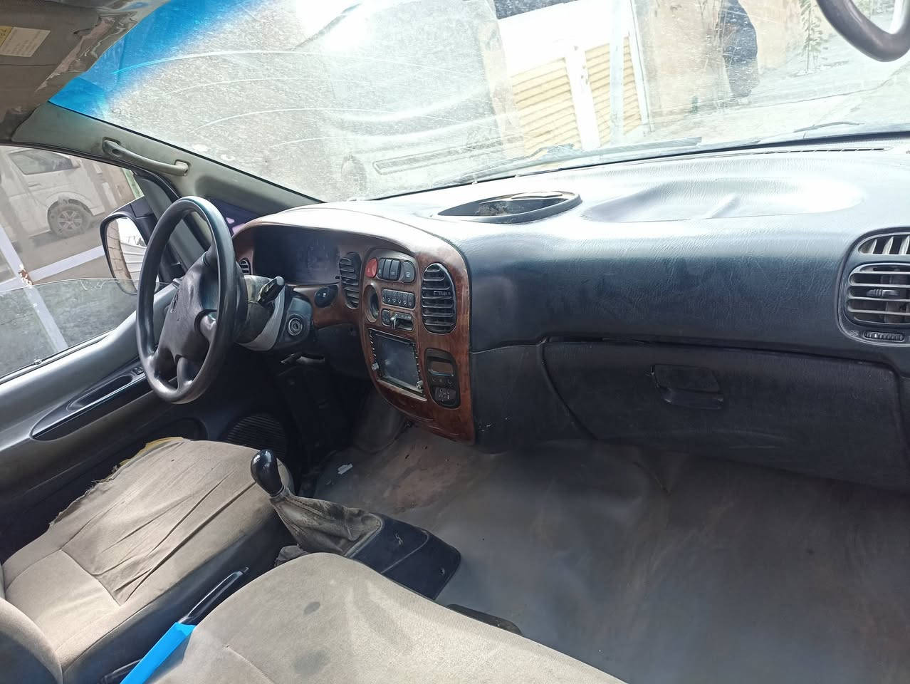 سلام عليكم سياره للبيع استاركس موديل 2000 مصفره هيه وغرامات الرقم انكليزي بغداد السعر 48 ورقه وبيها مجال بسيط الاتصال عل هذا الرقم ***********
