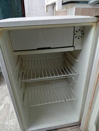 ثلاجه صغيرة مال غرفة مستعملة للبيع نضافتها ٨٠ بل ١٠٠ للاستفسار مراسلت ...