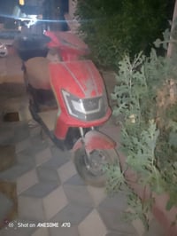 للبيع دراجة شحن لون احمر شركة المميز تحتاج بطاريات وجوزة تشغيل وبيه كف...