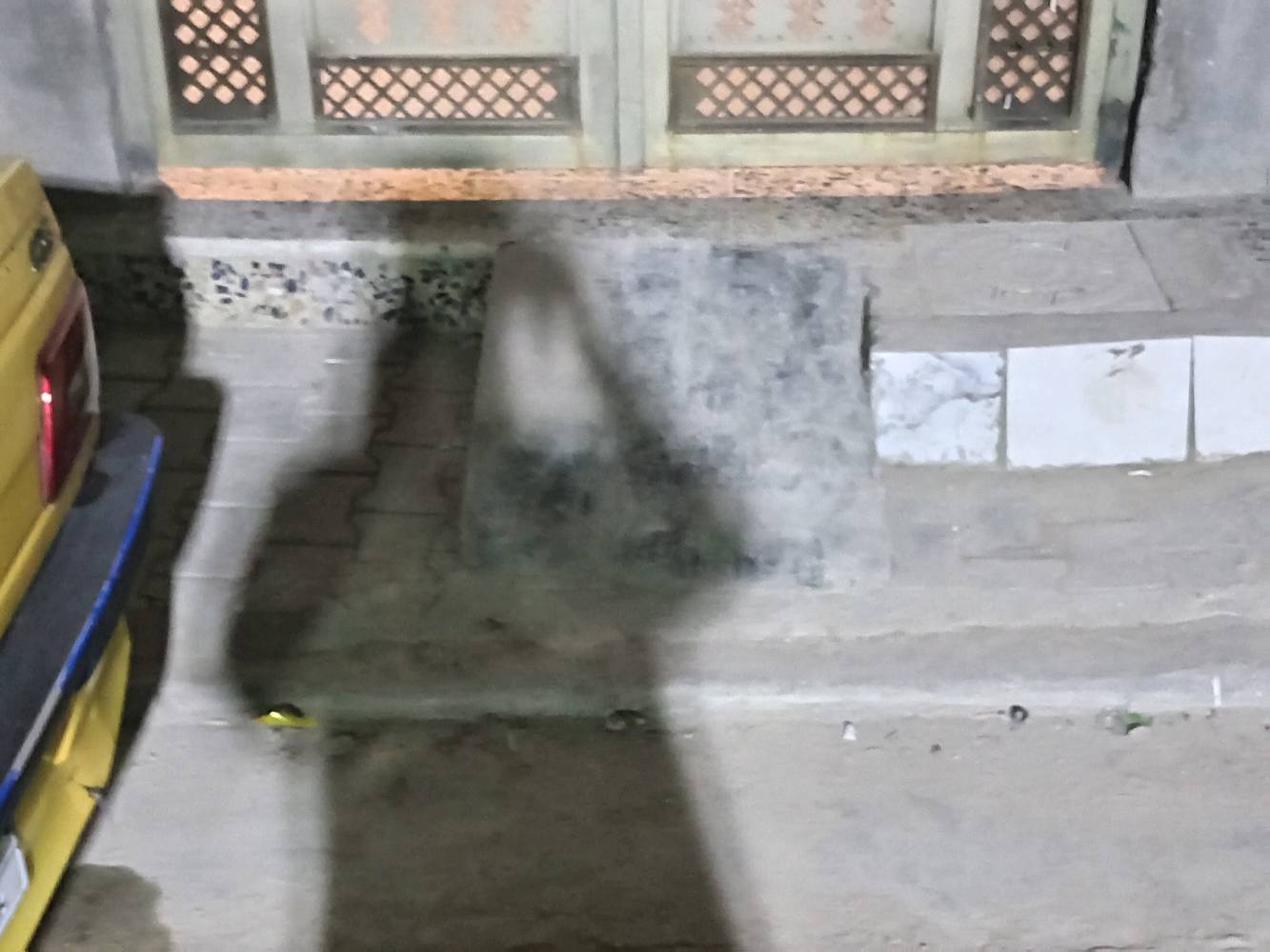 سلام عليكم بيت طابق ونص مساحته 160متر موقعه حيطارق الوصط بين القديم ولوصط بنص قرب سنتر حيطارق بيت يحتوي ٣غرف وصاله جبيره ومطبغ ومنورين واستقبال وحمام وصحيات تاخلي وخارجي وتواليت ولكراج البيت بناه جديده حديث طابوك جمهوري لبيت رفت مجاري  تبليط لفرع ورصيف ومقرنص مي خطين لبيت صاير عله شارعين تبليط الوصط والقديم ***********