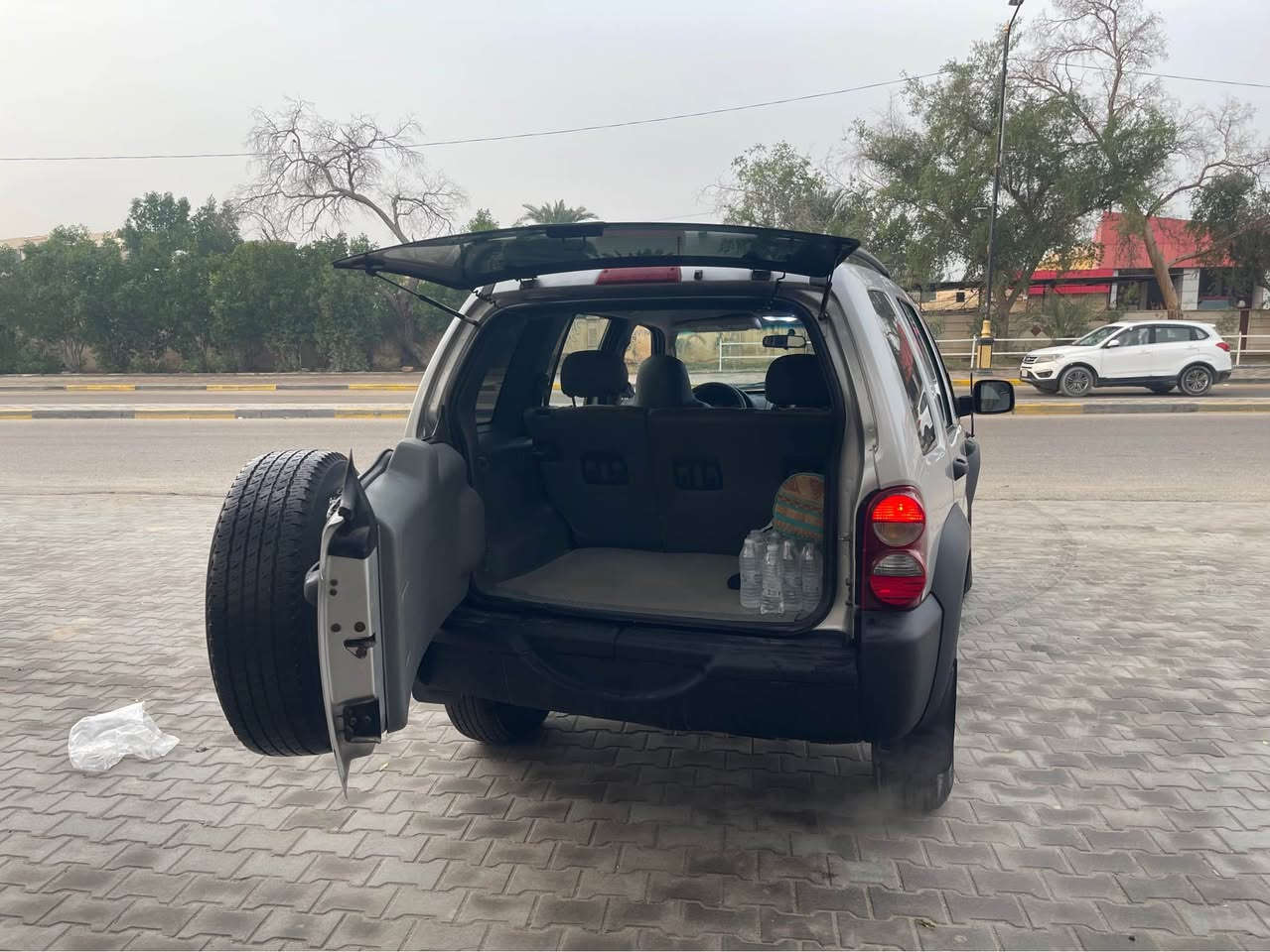 ‏سلام عليكم جيب ليبرتي 2007 سيارة كفالة من الصبغ ما عدا مكان قليل خياس وعمر بهاجاملغ وباب بدلات نفس اللون السيارة ماش 170 متأكد السيارةكير محرك بلادي تخم تاير كلا جديد دوش مع أرضية دوش كشنات ما ناقصها أي شي جاهزة مجهزة رقم بصره مميز تحويل ثاني يوم السعر 88 رقم الهاتف *********** العنوان بصره معقل علما السيارة أحلى من الصورة وتاييك وين ما تريد ￼￼￼￼ البصرة, العراق
