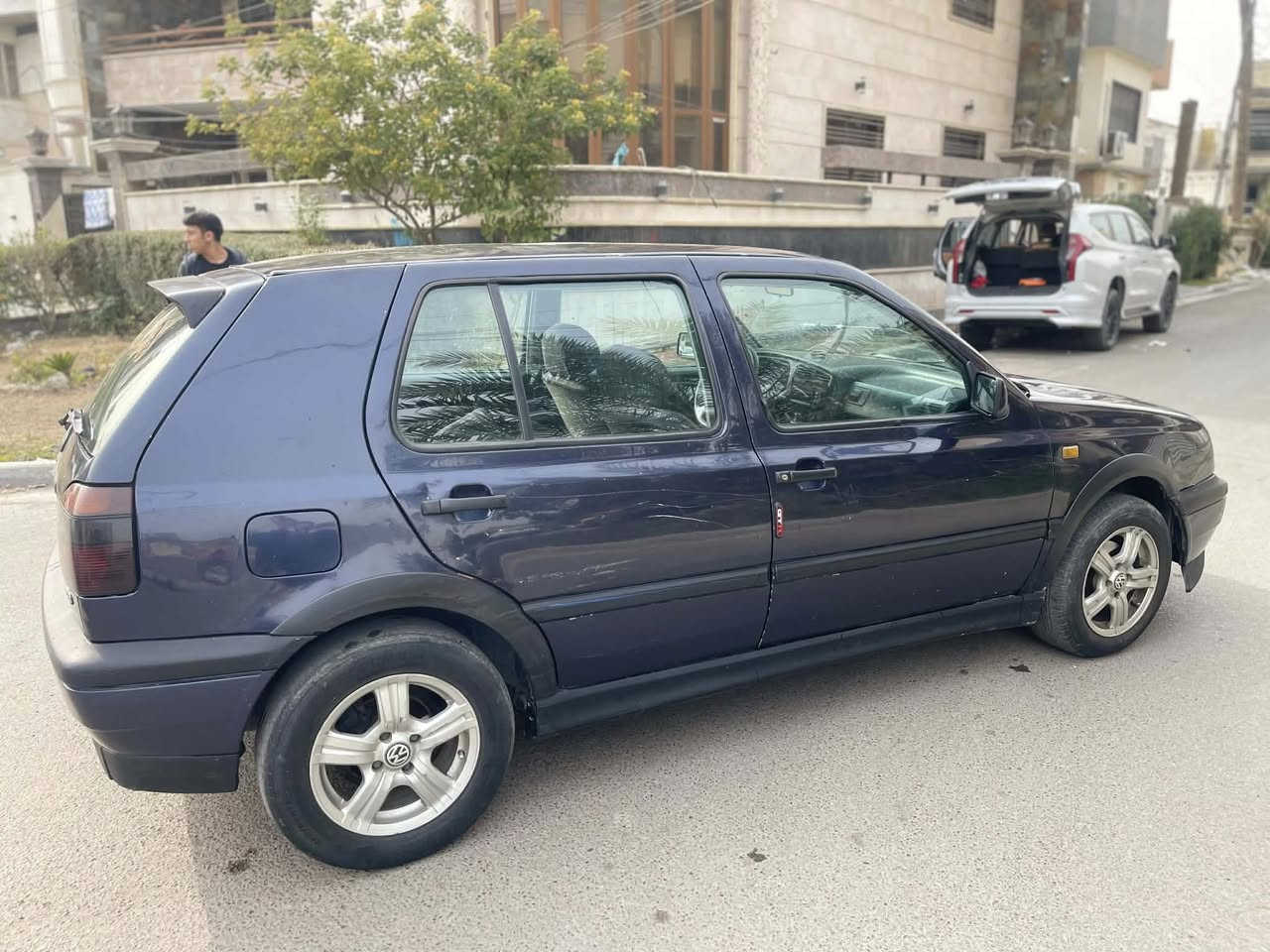 السلام عليكم من رخصة الادمن فولكس واكن كولف جيتا mk3 للبيع موديل 1993 رقم بغداد الدولي الجديد هزة جديدة السياره جاهزة من ناحية كلشي كير اوتوماتيك محرك 2000  (المرغوب) كير مكينه على وضع الشركة تبريد  ثلج❄️ مراوح عاصفة انسة الحماوة وي تبريد 70 مسويلها سيرفس كامل باتري جديد منضومة بانزين جديدة فيتبم (اقتصادي) غرفتها كلش حلوة بطاين جدد شاشة تدعم ابل كار بلاي ويوتيوب وبلوتوث وخرائط + منظومة زينون جديدة + اناره داخليه بلسياره بلوجكترات (تتغير عن طريق الهاتف) مكان السياره بغداد المنصور السعر 50 وبيها مجال 
***********
