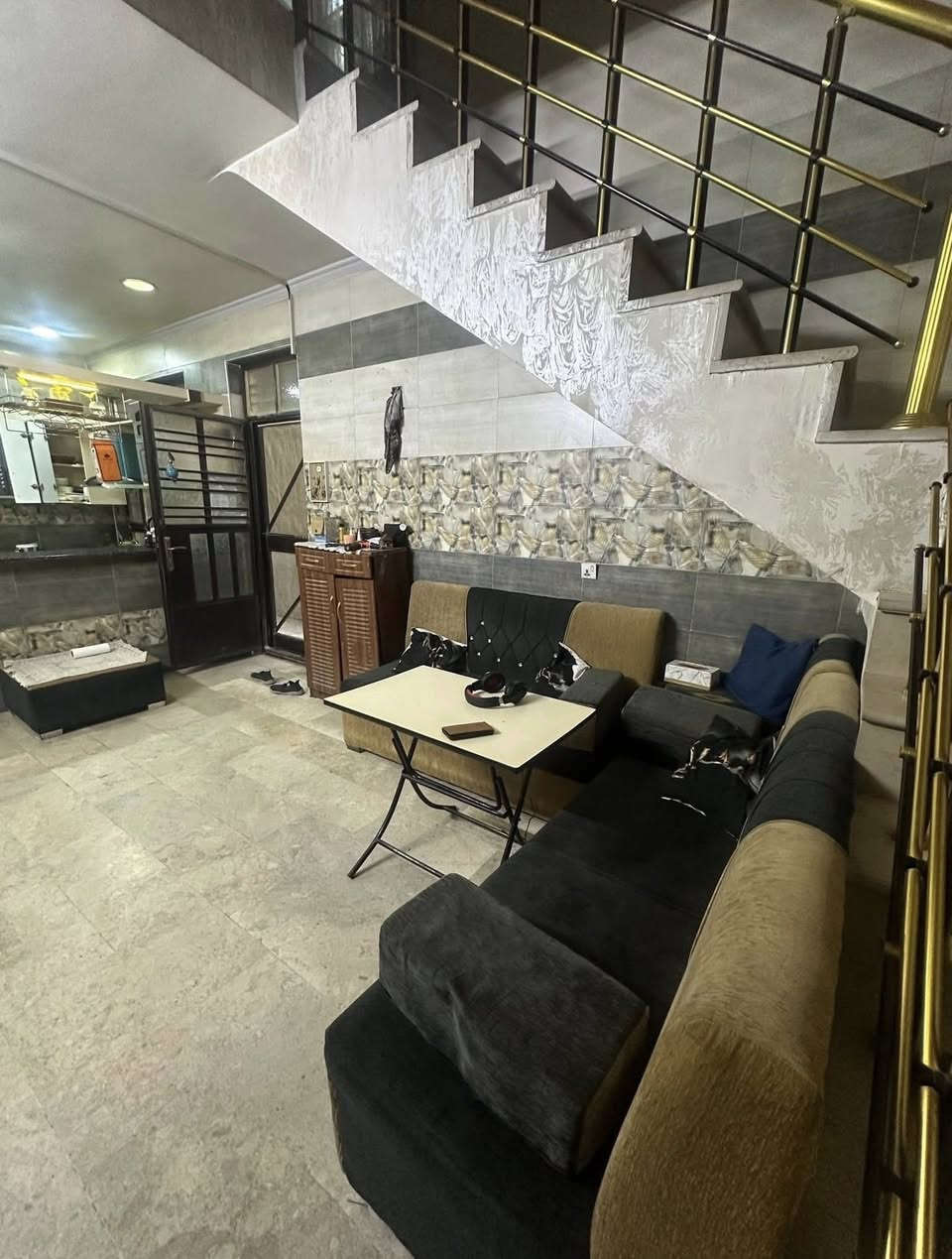 بيت 154م للبيع في منطقة حي البنوك / خلف شارع الكنيسة
محلة 319 بناء حديث
واجهـة 5٫85م* نزال 26٫5م
يحتوي على 
كراج 
الطابق الارضي 
مدخلين للبيت ( مدخل استقبال منفصل ) 
ومدخل ممر + مطبخ حار بارد
هول وجلسه + منور 
+ حمام كبير + غرفه نوم 
الطابق الاول 
3غرف نوم كبيره + حمام )
الطابق الثاني 
بيتونه كبيره تنفع مخزن + سطحين امامي وخلفي كبيرين 

للاستفسار الاتصال بالرقم او مراجعة مكتب الجوهرة للوساطة العقارية الكائن في شارع الكنيسة 
***********
